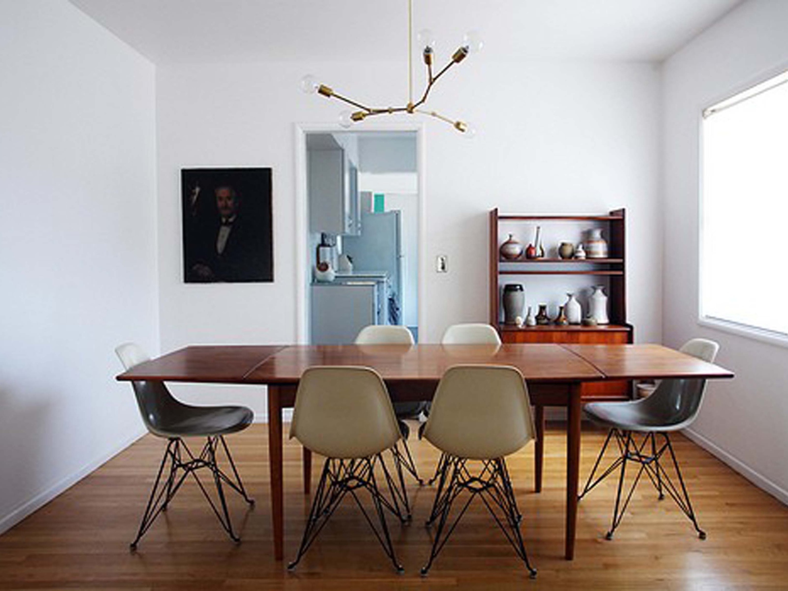 Портрет на стене в столовой