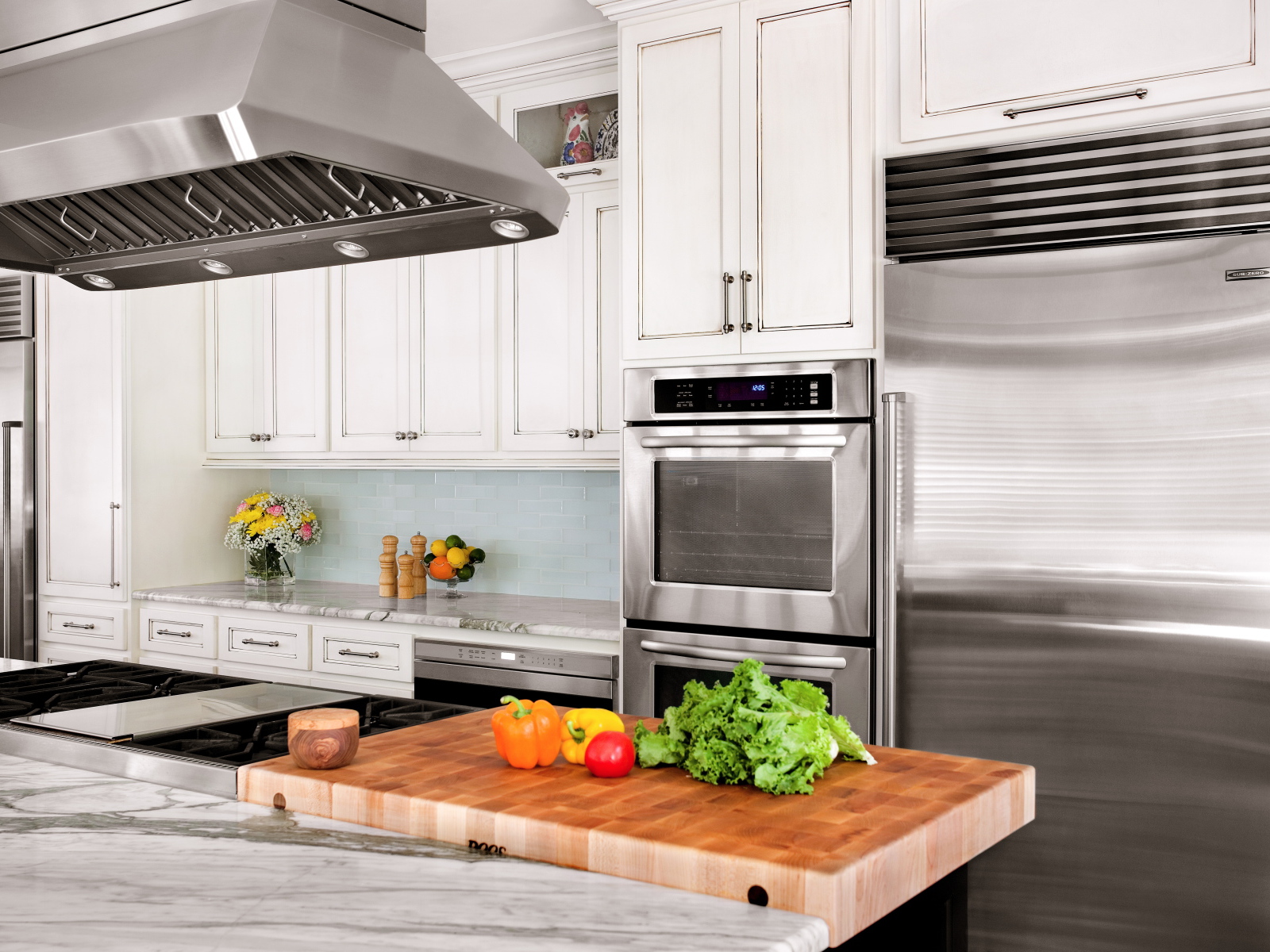 Продукты на столе в кухне