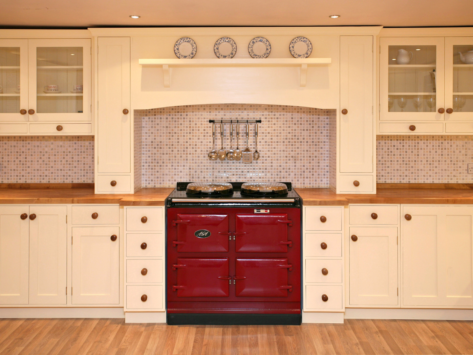 Красная печь в кухне