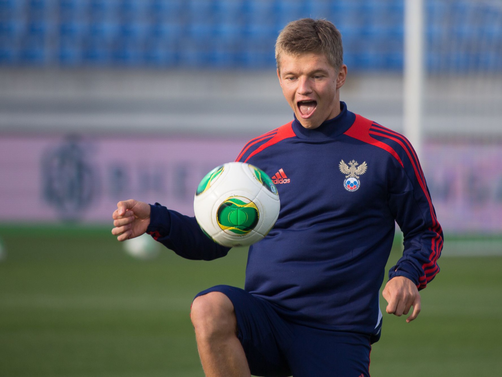 Полузащитник сборной России Олег Шатов