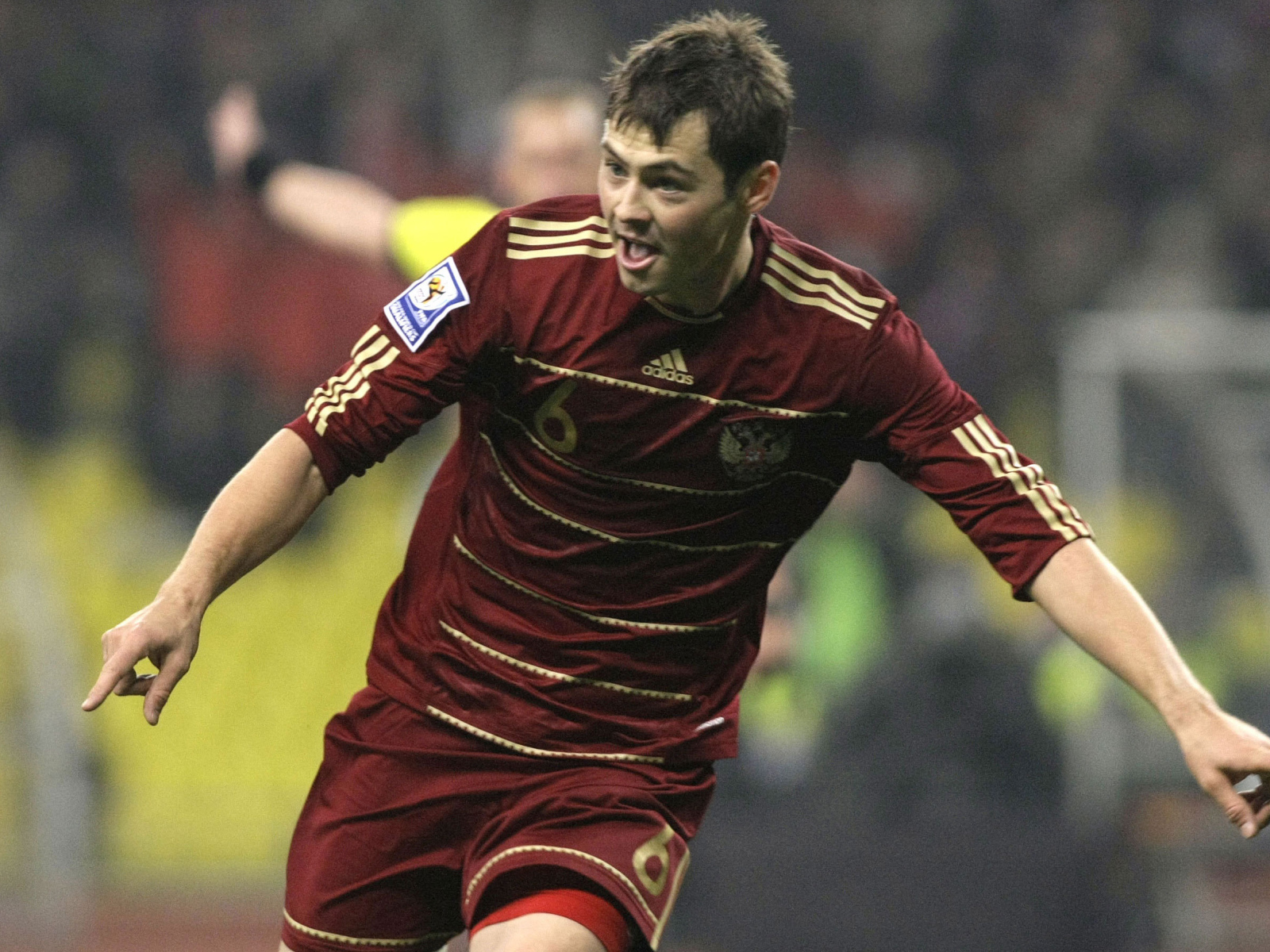 Игрок сборной России Динияр Билялетдинов на поле