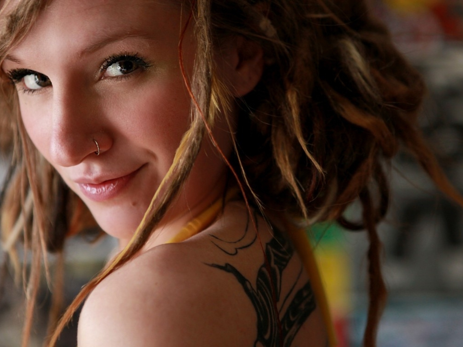 Улыбающаяся девушка с пирсингом в носу