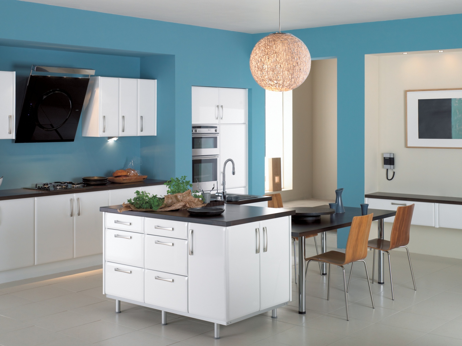Просторная голубая кухня