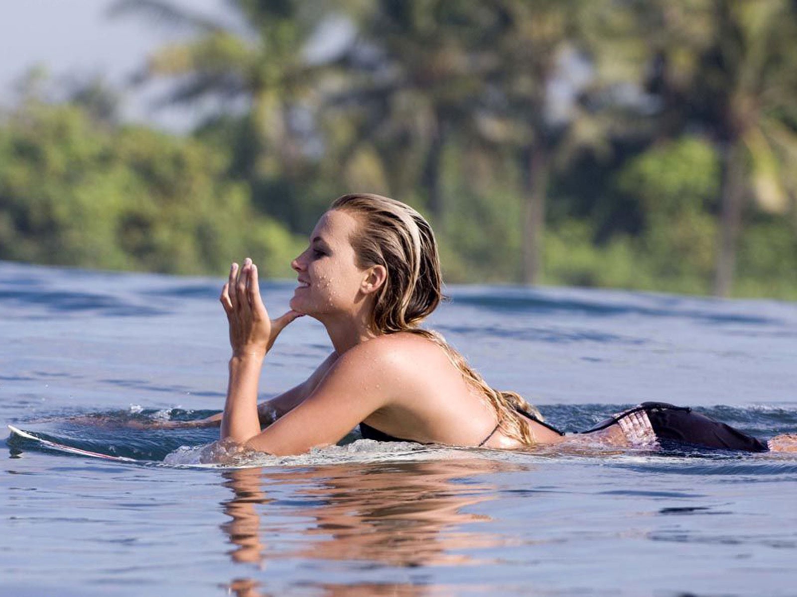 Спортивные блондинка в воде