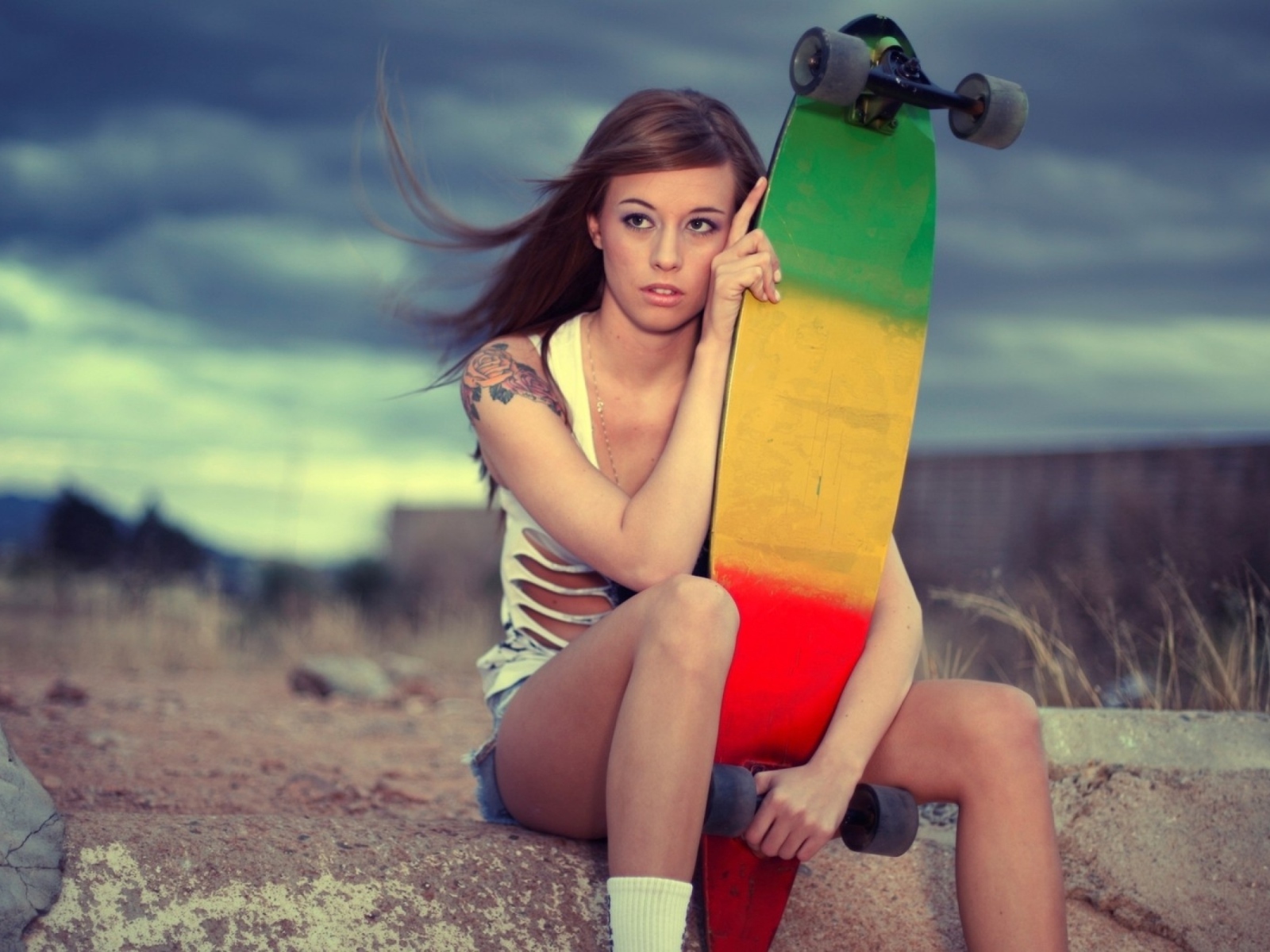 Спортивная девушка и скейтборд