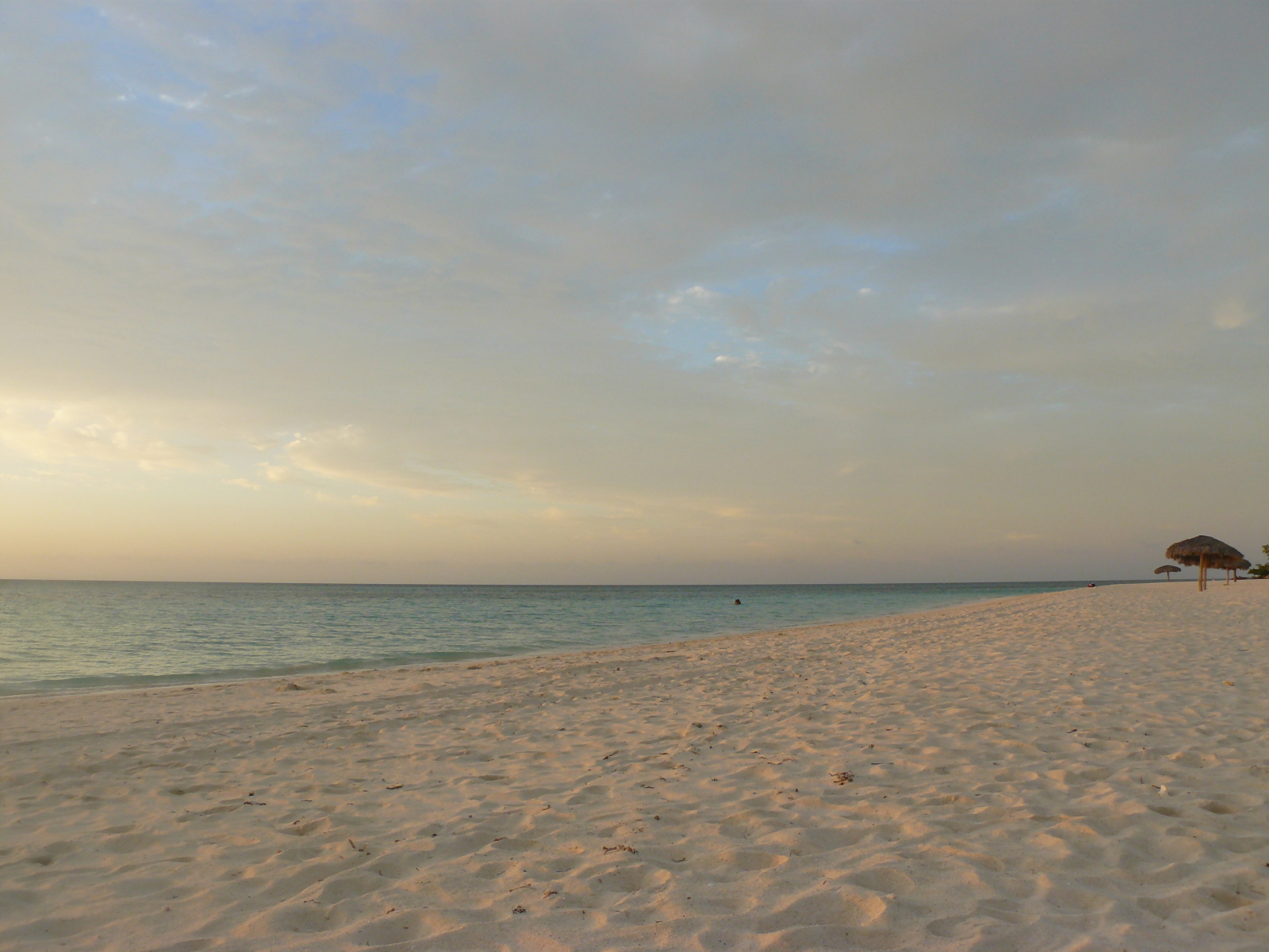 Закат на пляже на курорте Гуардалавака, Куба