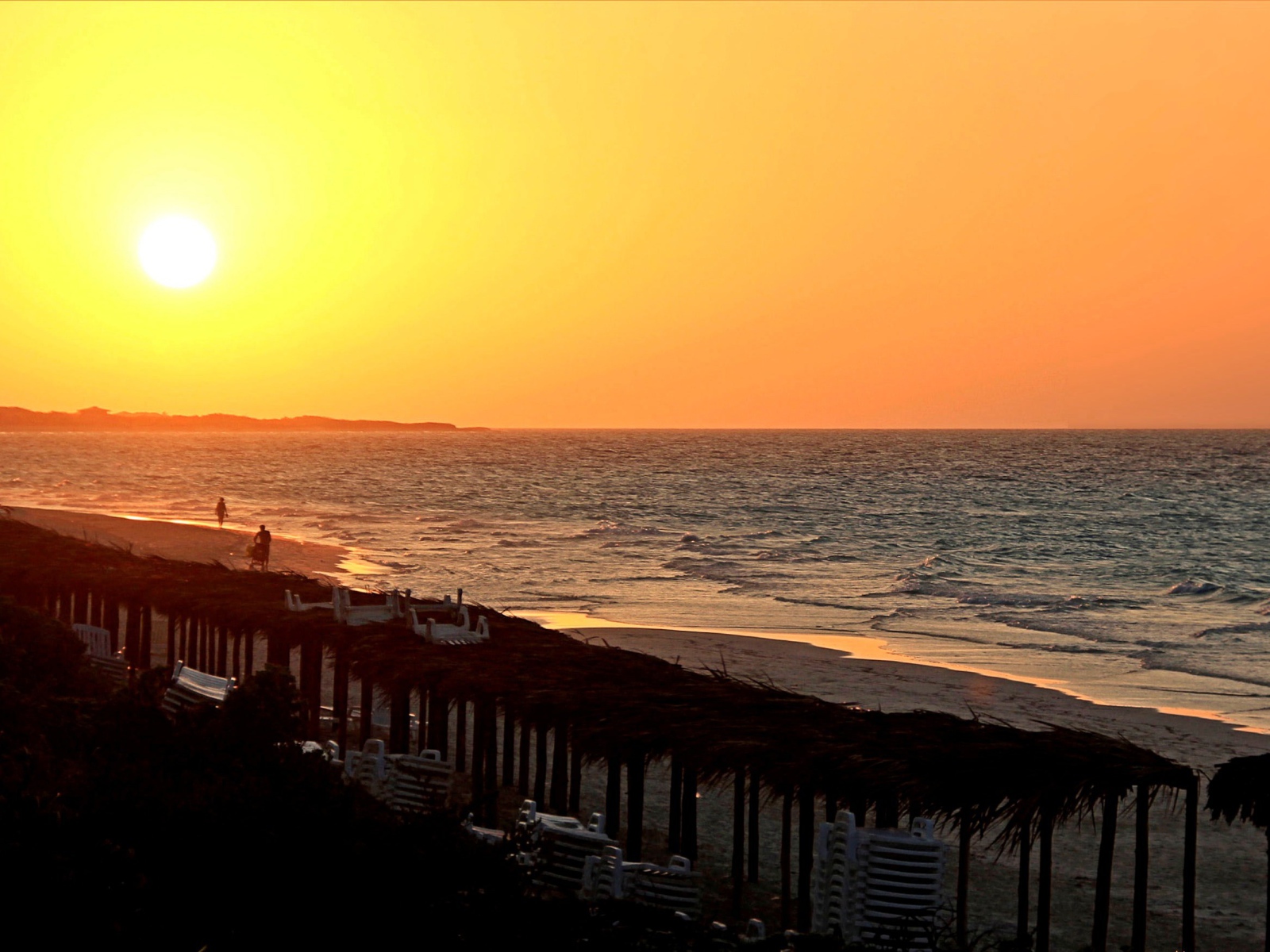 Закат над пляжем на курорте Кайо Санта Мария, Куба