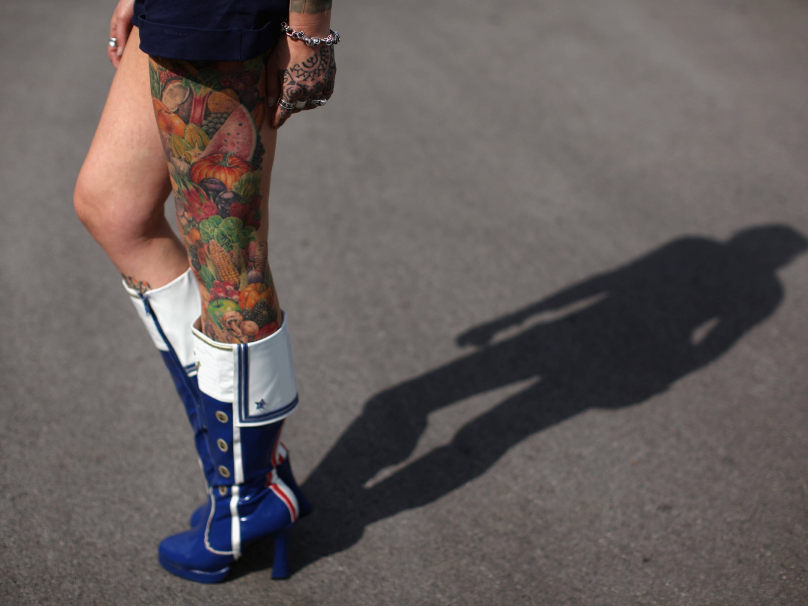 Татуировка на ноге у женщины