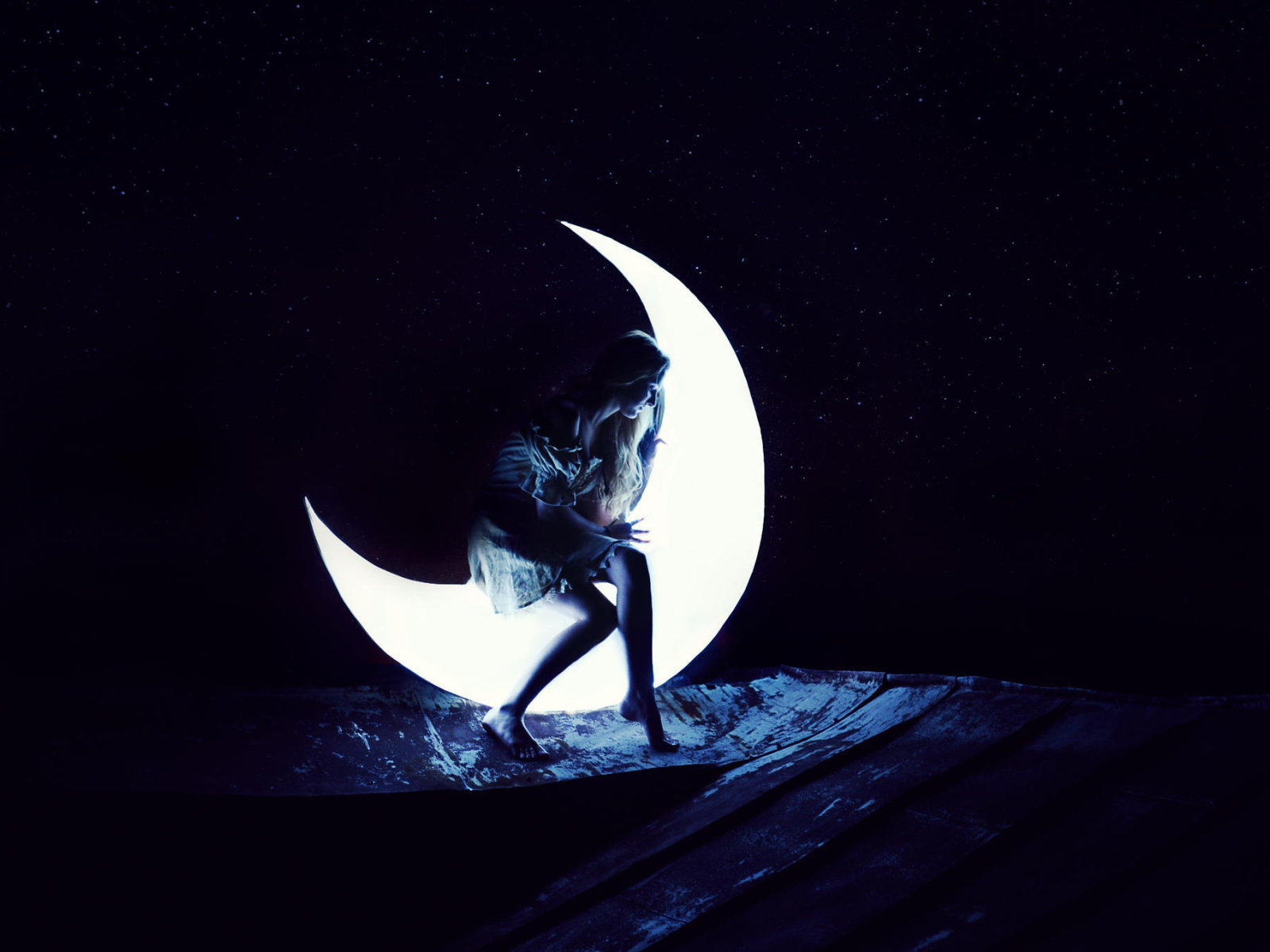 Фотография Девушка сидит на Луне