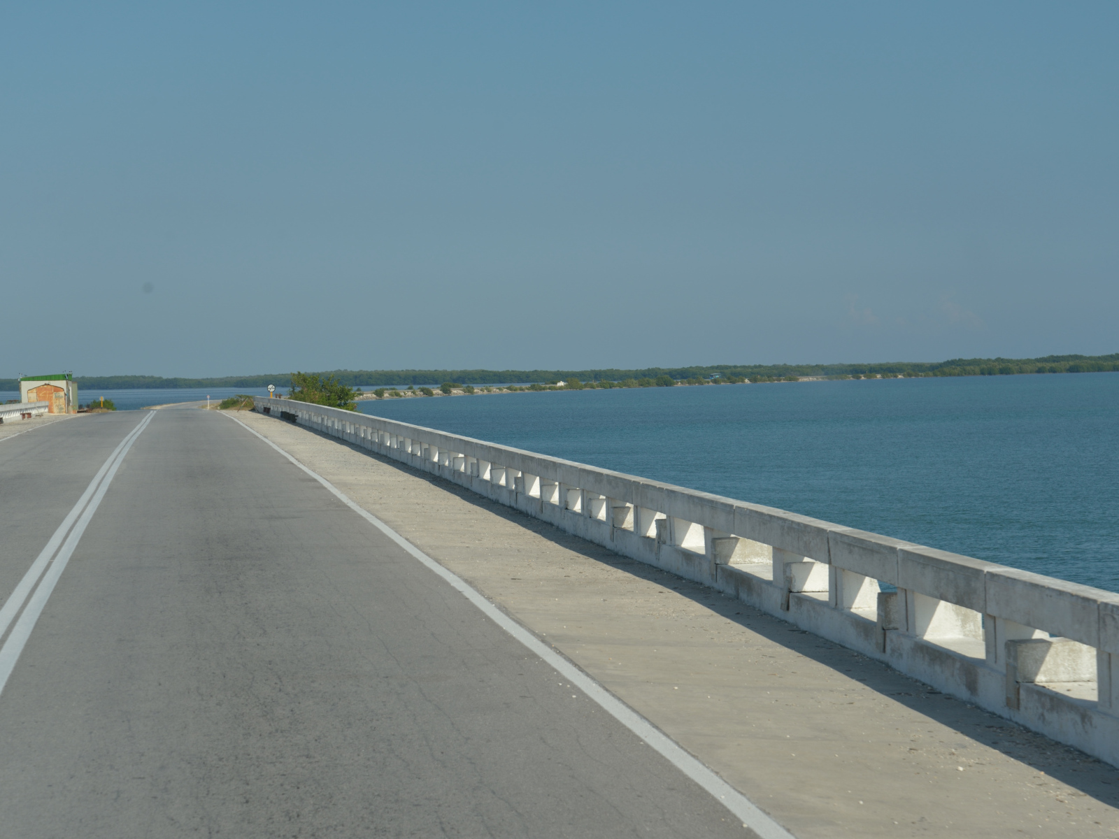 Дорога на побережье на курорте Кайо Санта Мария, Куба