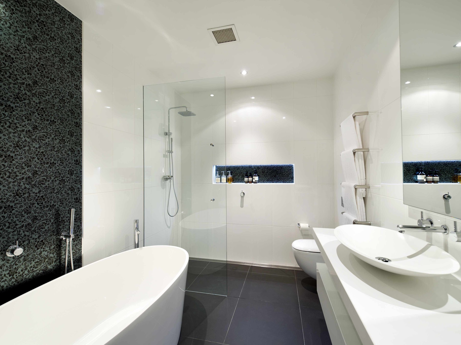 Белоснежный дизайн ванной комнаты