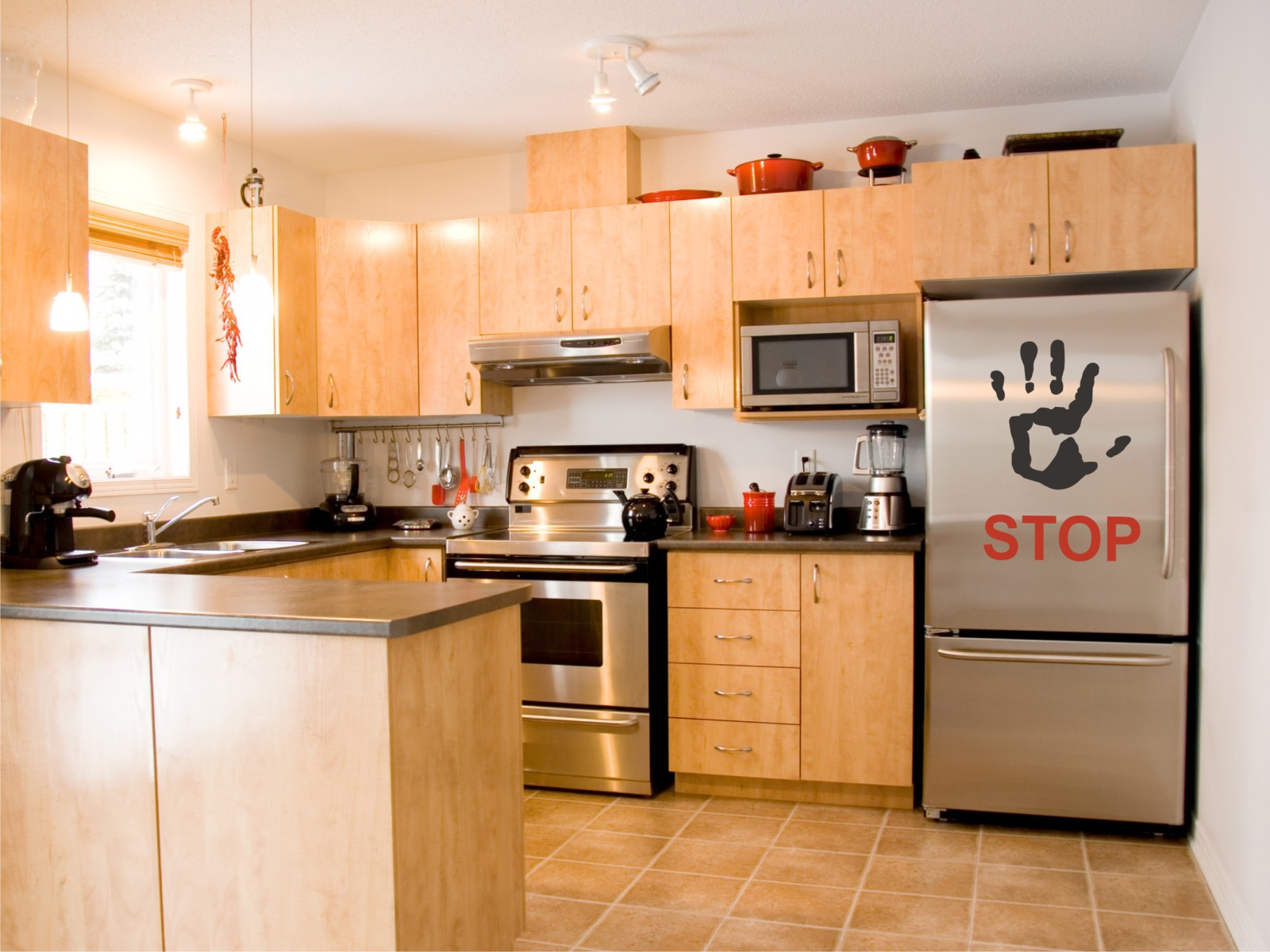 Наклейка на холодильнике в кухне