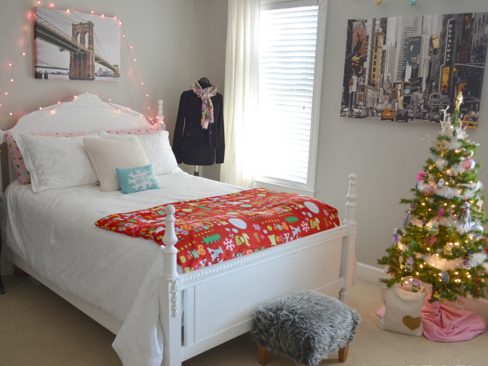 Елка в детской комнате