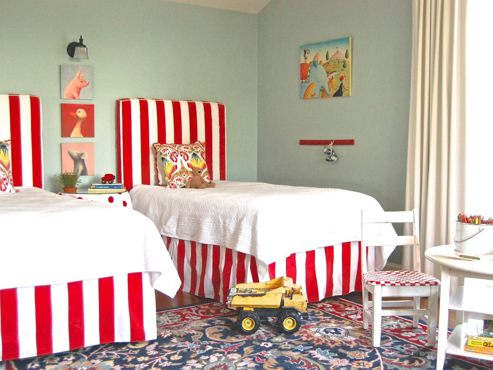 Белые покрывала на кроватях в детской