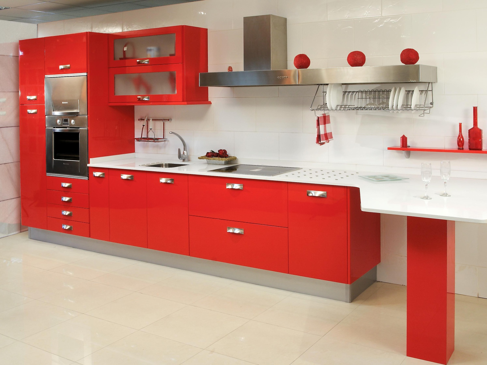 Белая столешница в красной кухне