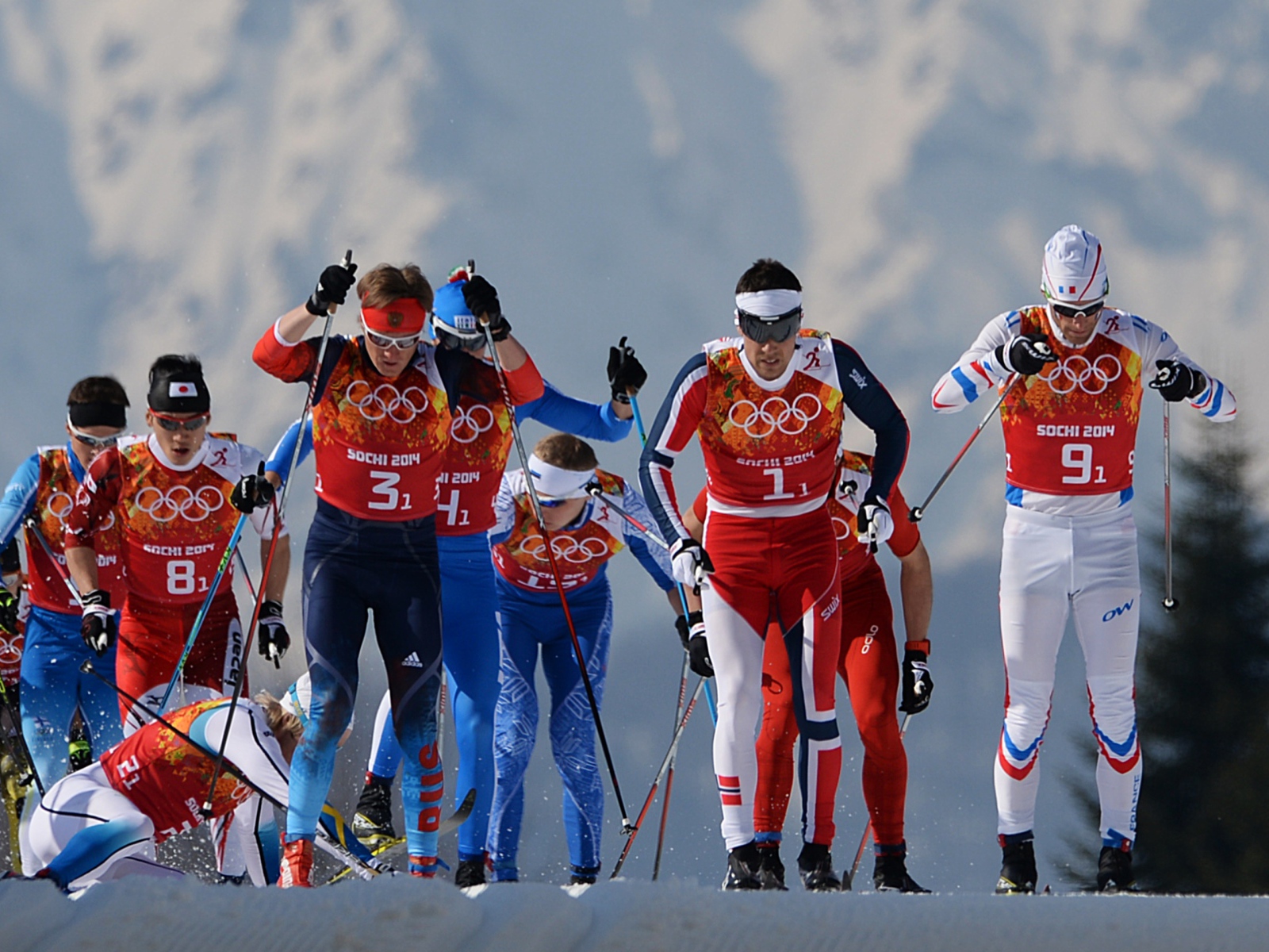 Лыжи россии сегодня результаты. Персьют лыжные гонки. Лыжня Олимпийские игры. Большие Олимпийские гонки. Обои российский лыжный спорт.