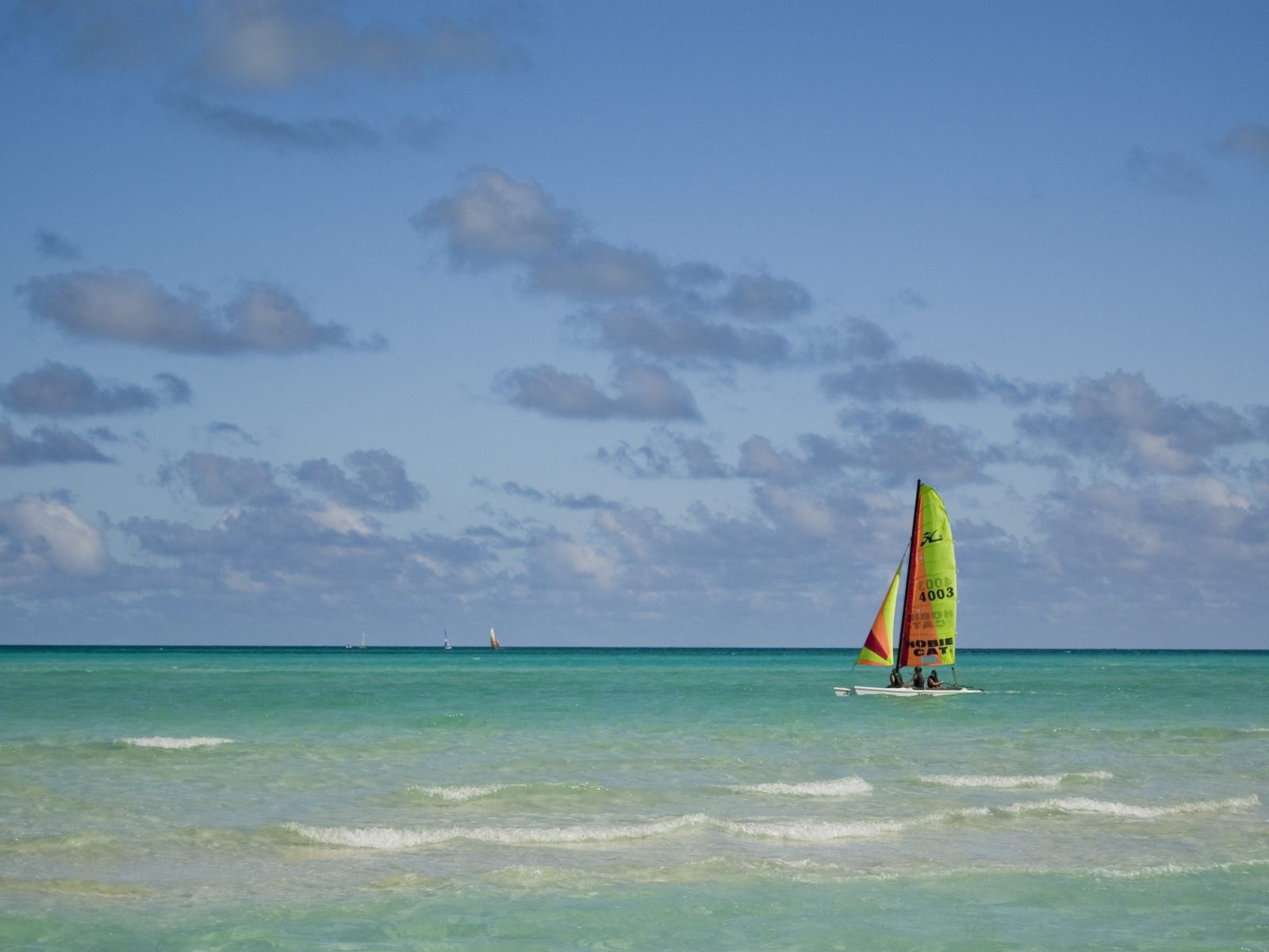 Яхта в море на курорте Кайо Гильермо, Куба