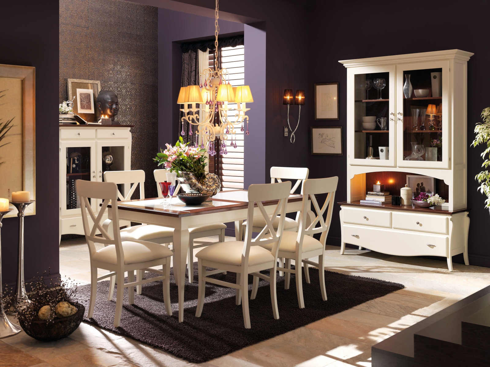 Желтая люстра в столовой