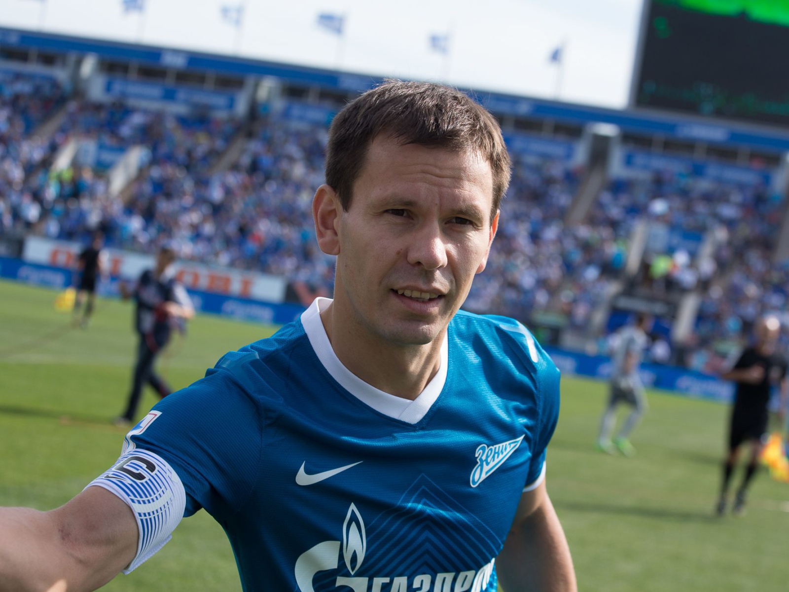 Константин Зырянов полузащитник Зенита на поле