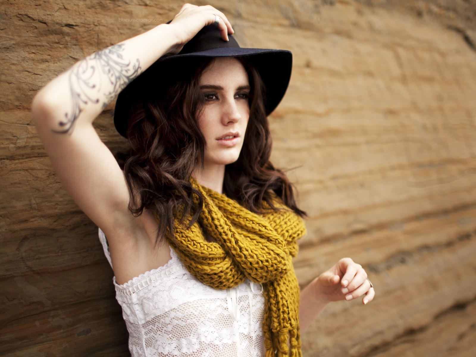 Брюнетка с татуировкой на руке