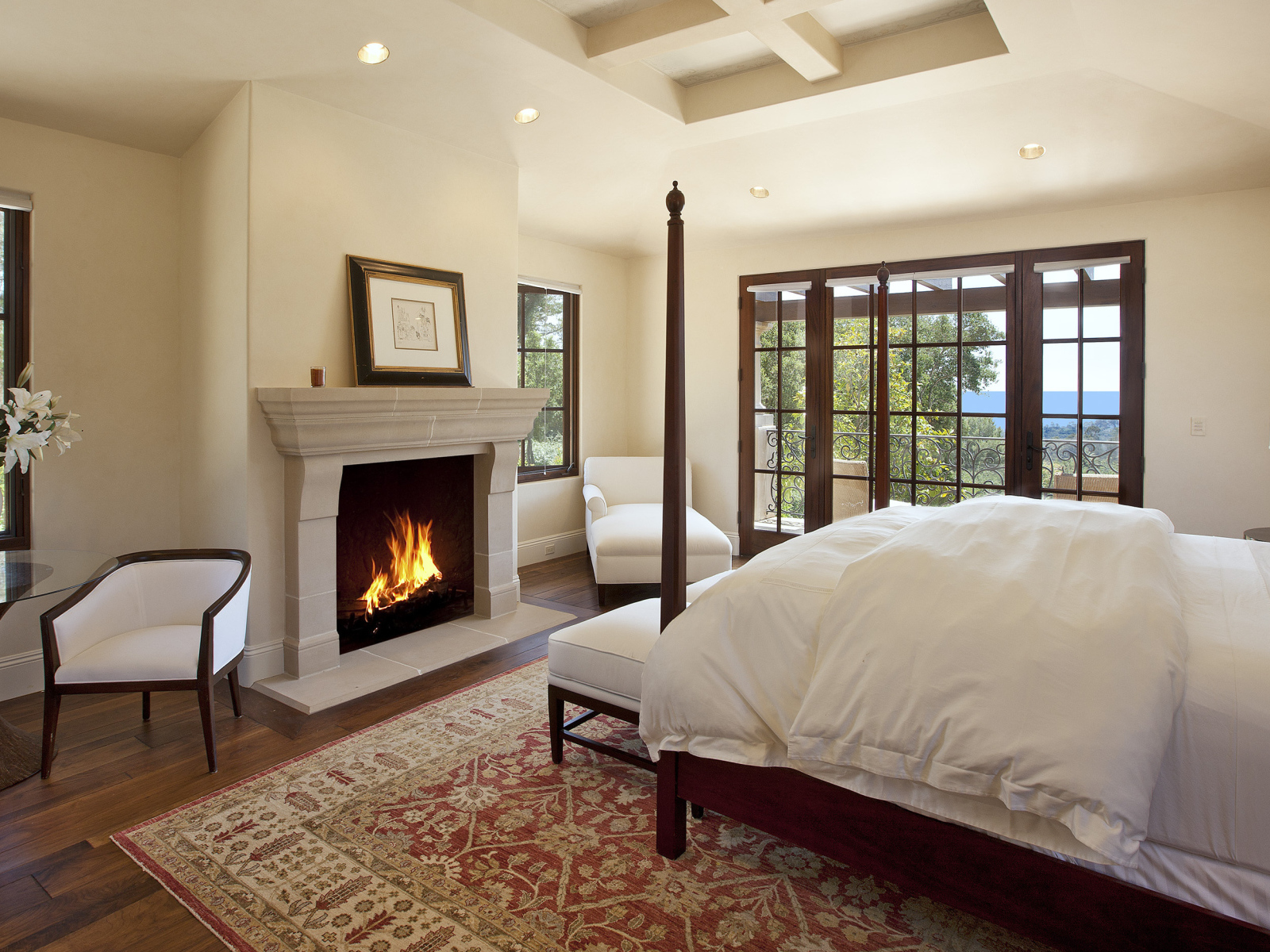 Интерьер Спальня с камином