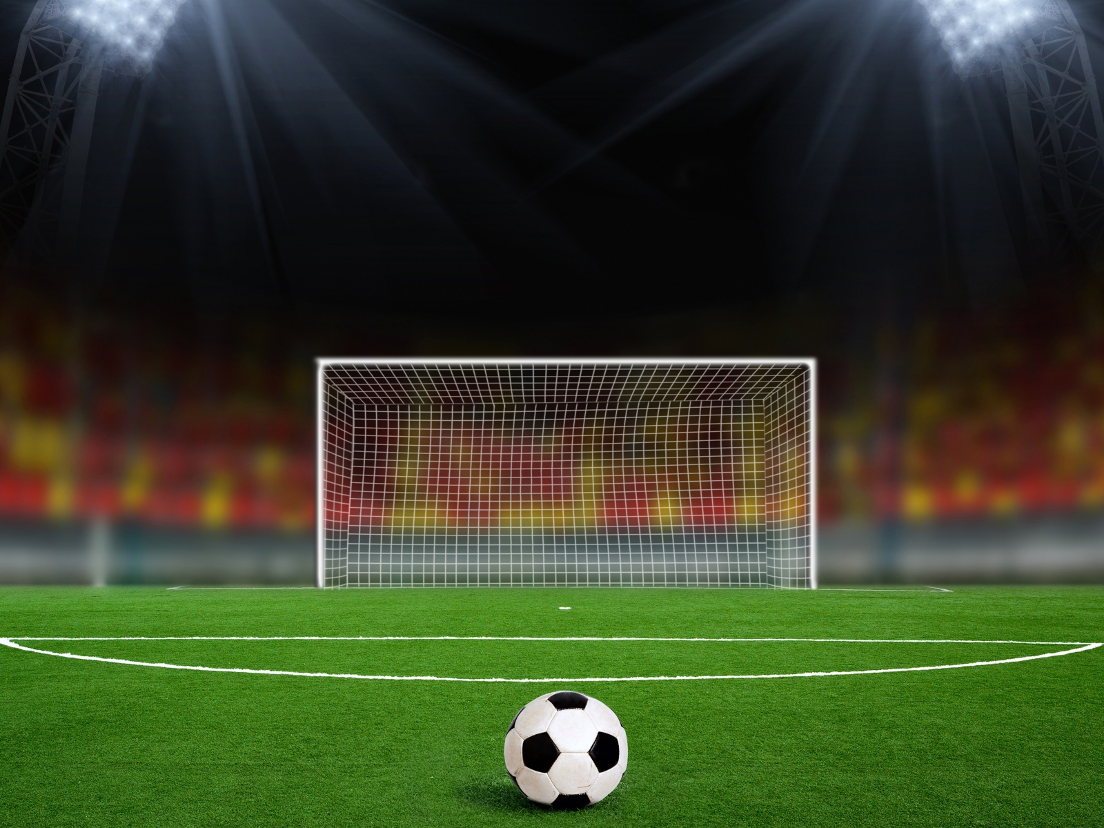 Футбольный мяч перед воротами