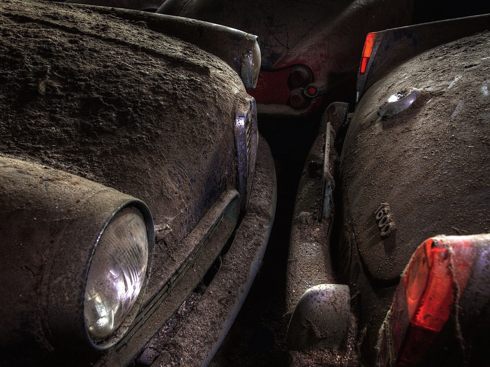 Толстый слой пыли на старых автомобилях