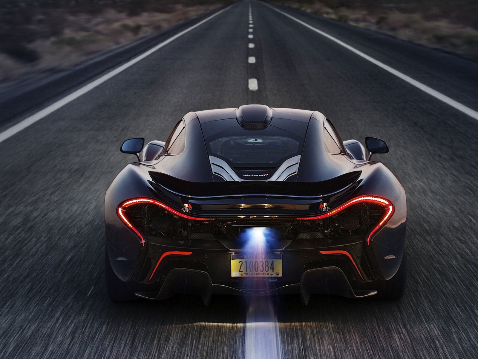 Черный McLaren P1 посередине шоссе