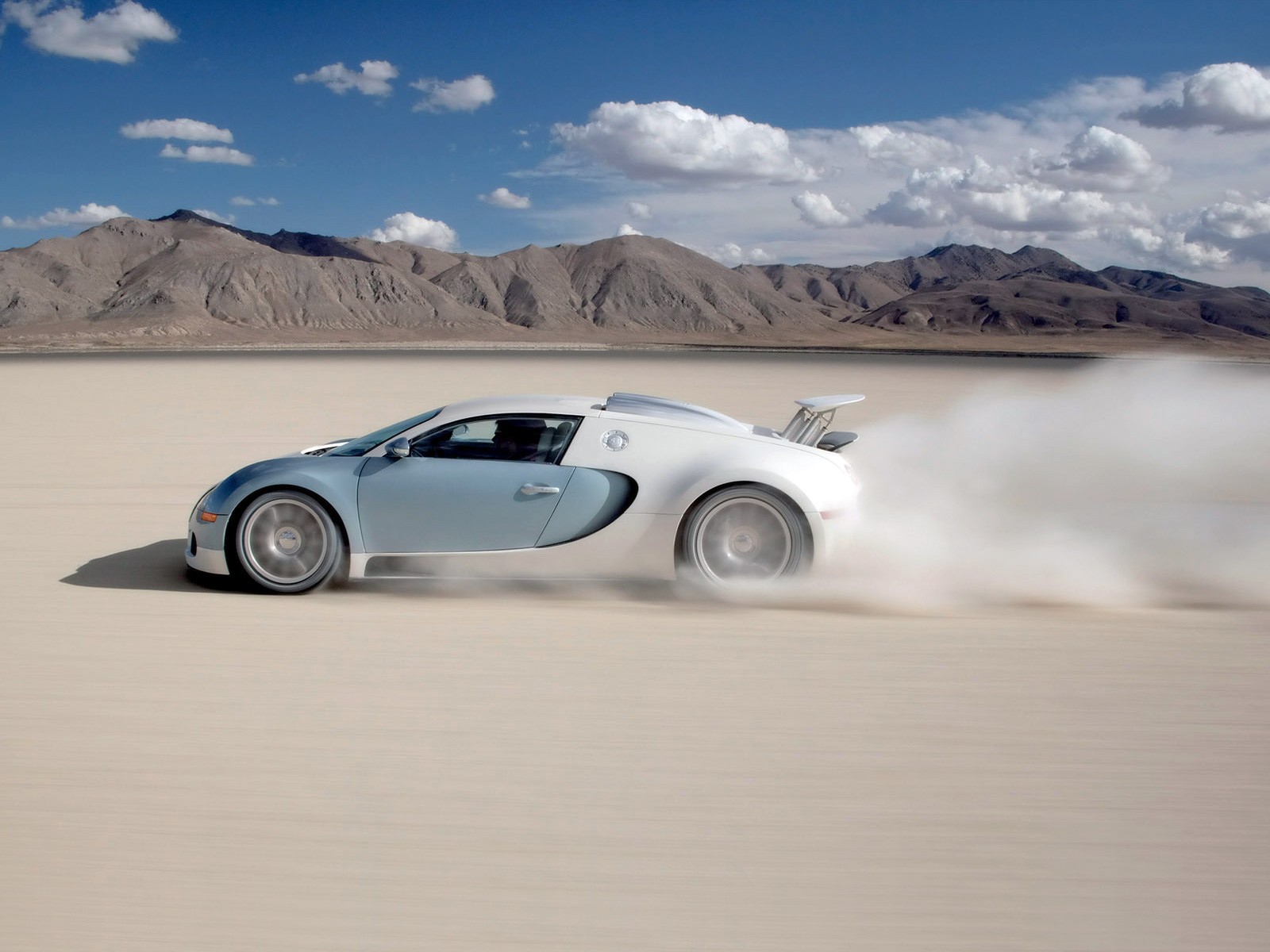 Поездка на автомобиле Бугатти по песку