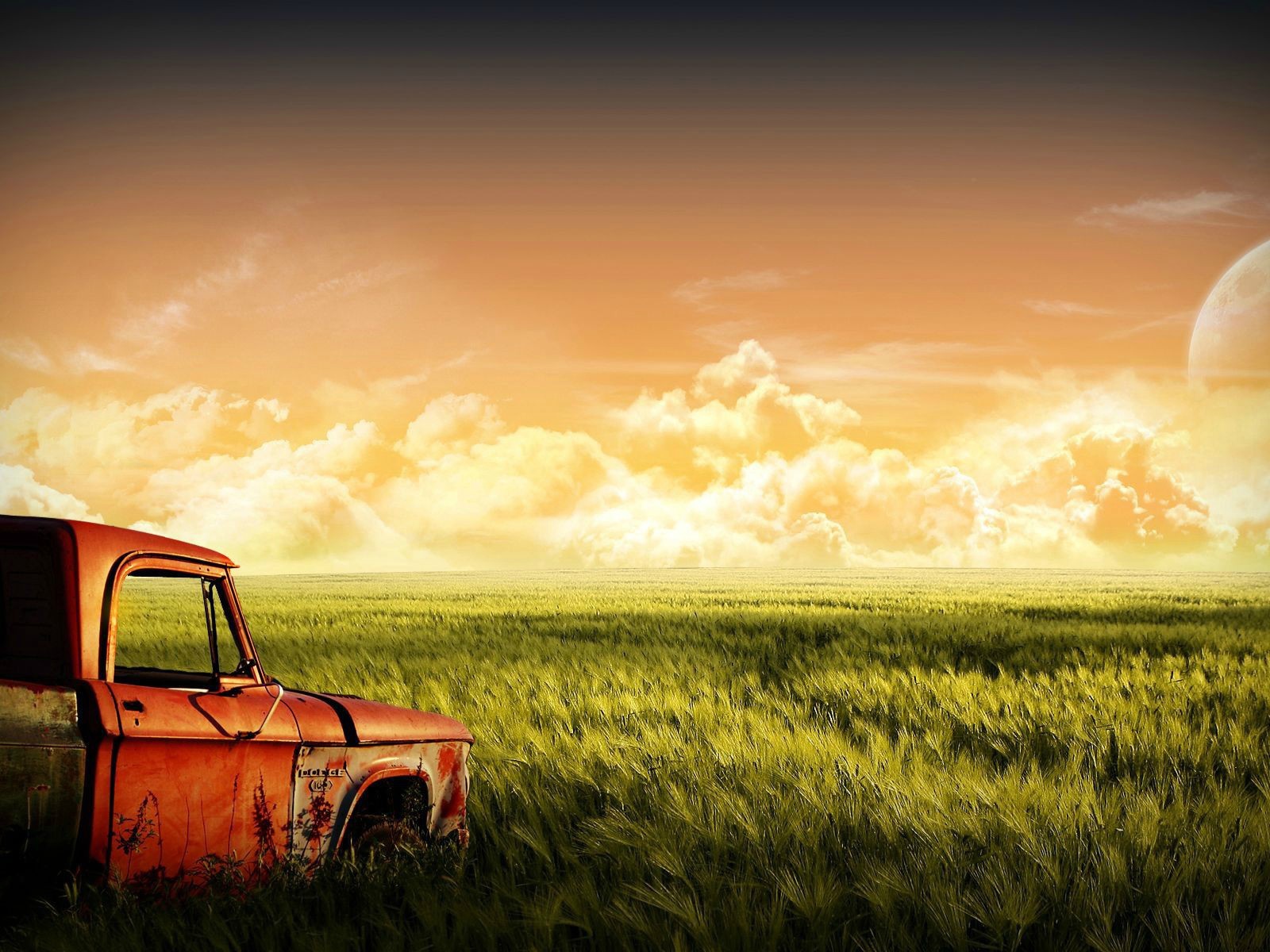 Старый автомобиль на зеленом поле