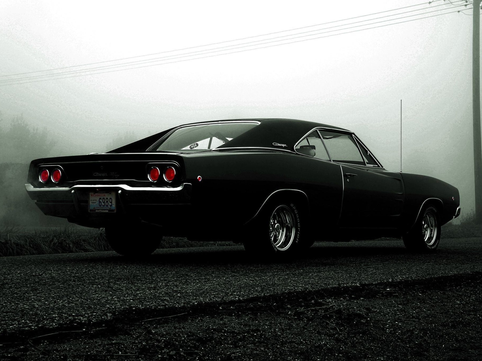 Мощный черный Dodge Charger