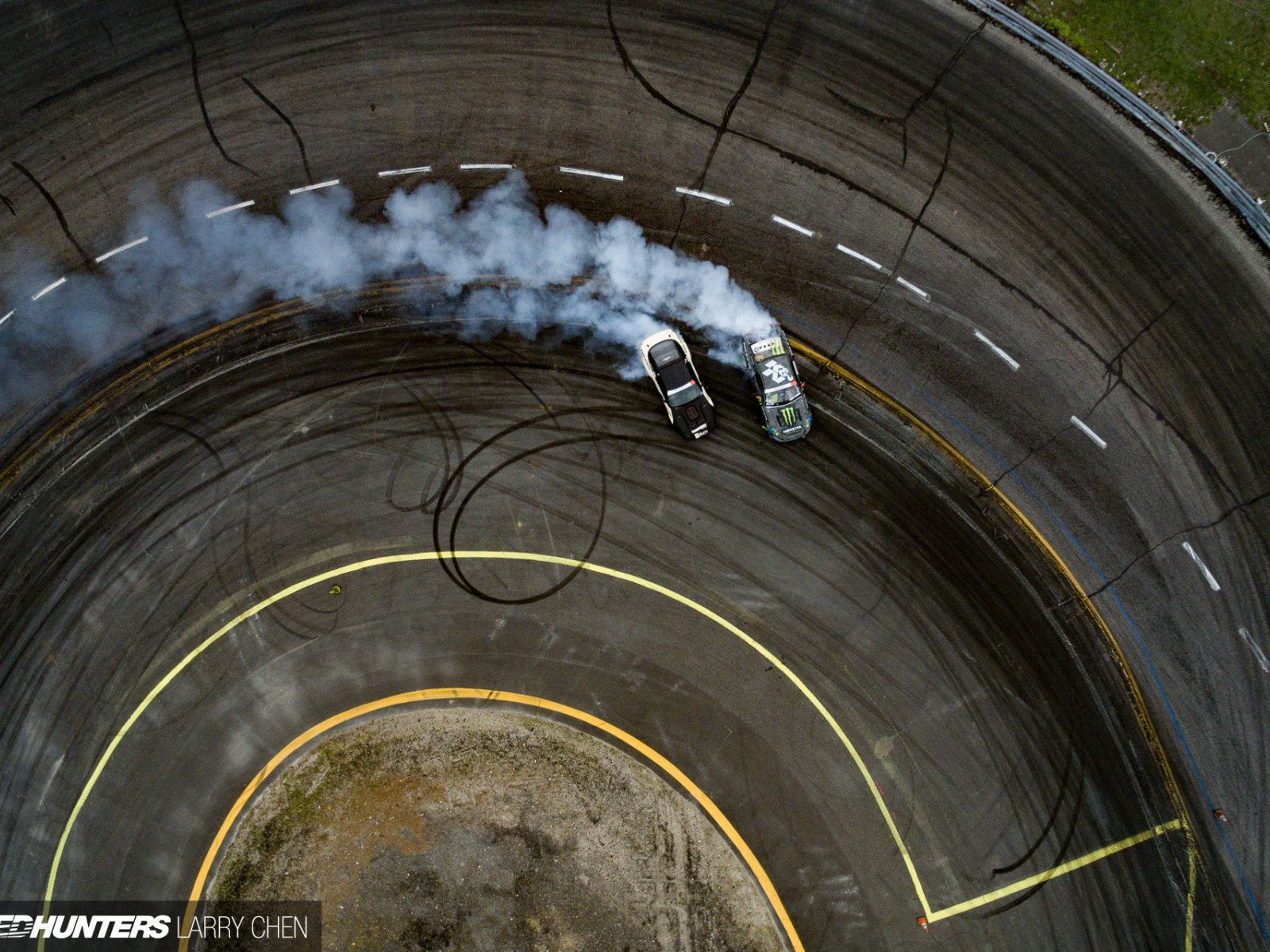 Дым от дрифтующих автомобилей