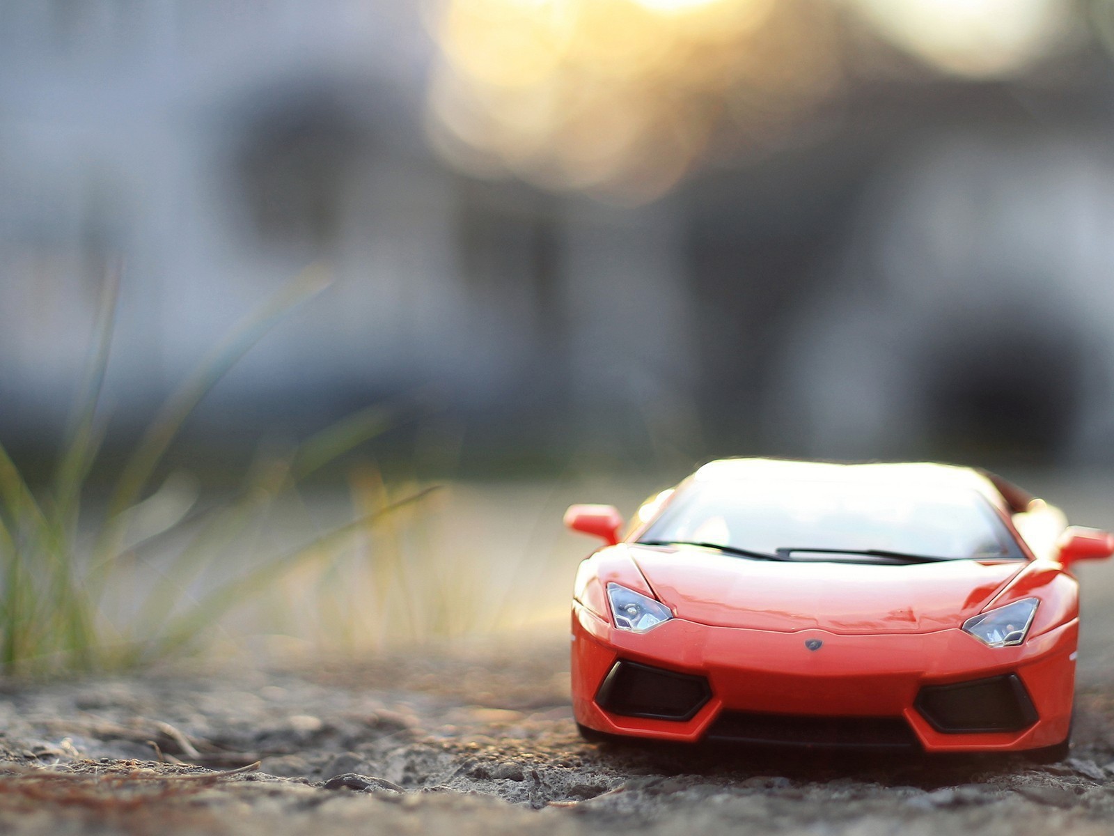 Игрушечный автомобиль на земле