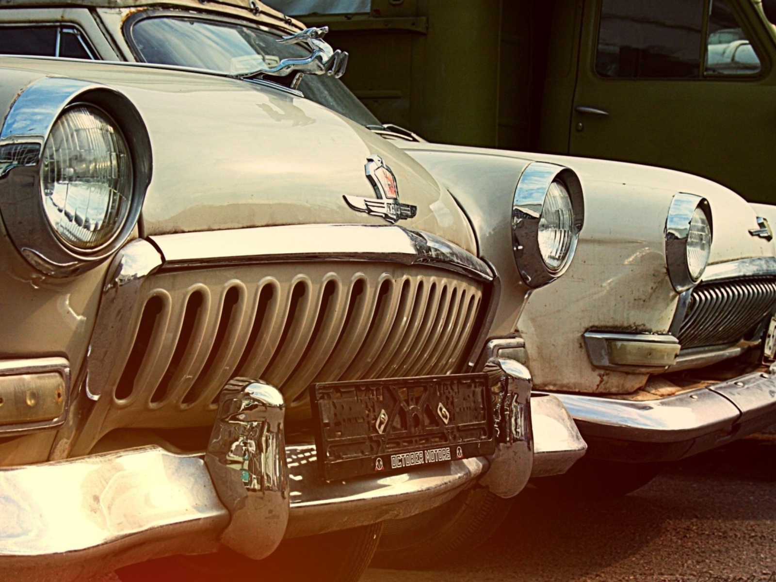 Два старых автомбиля марки Волга