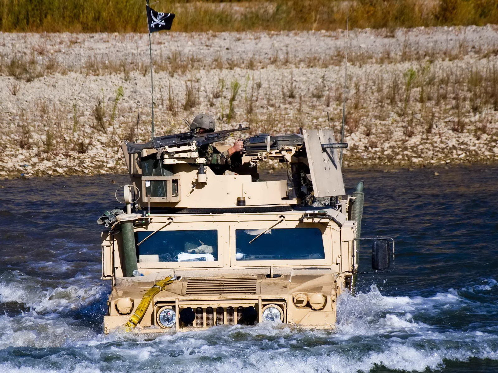 Военный Хаммер преодолевает водную преграду