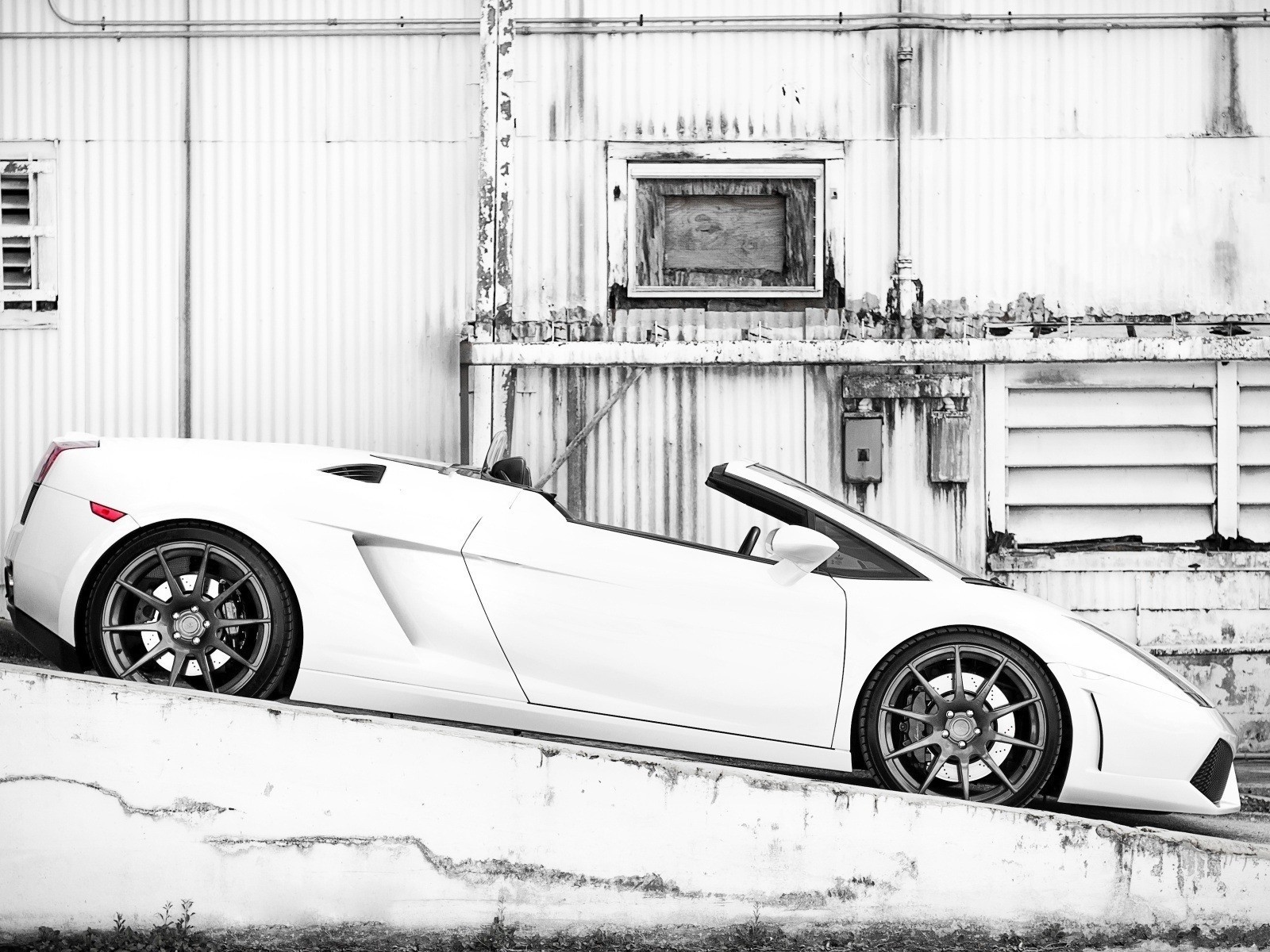 Белый кабриолет стоит на уклоне