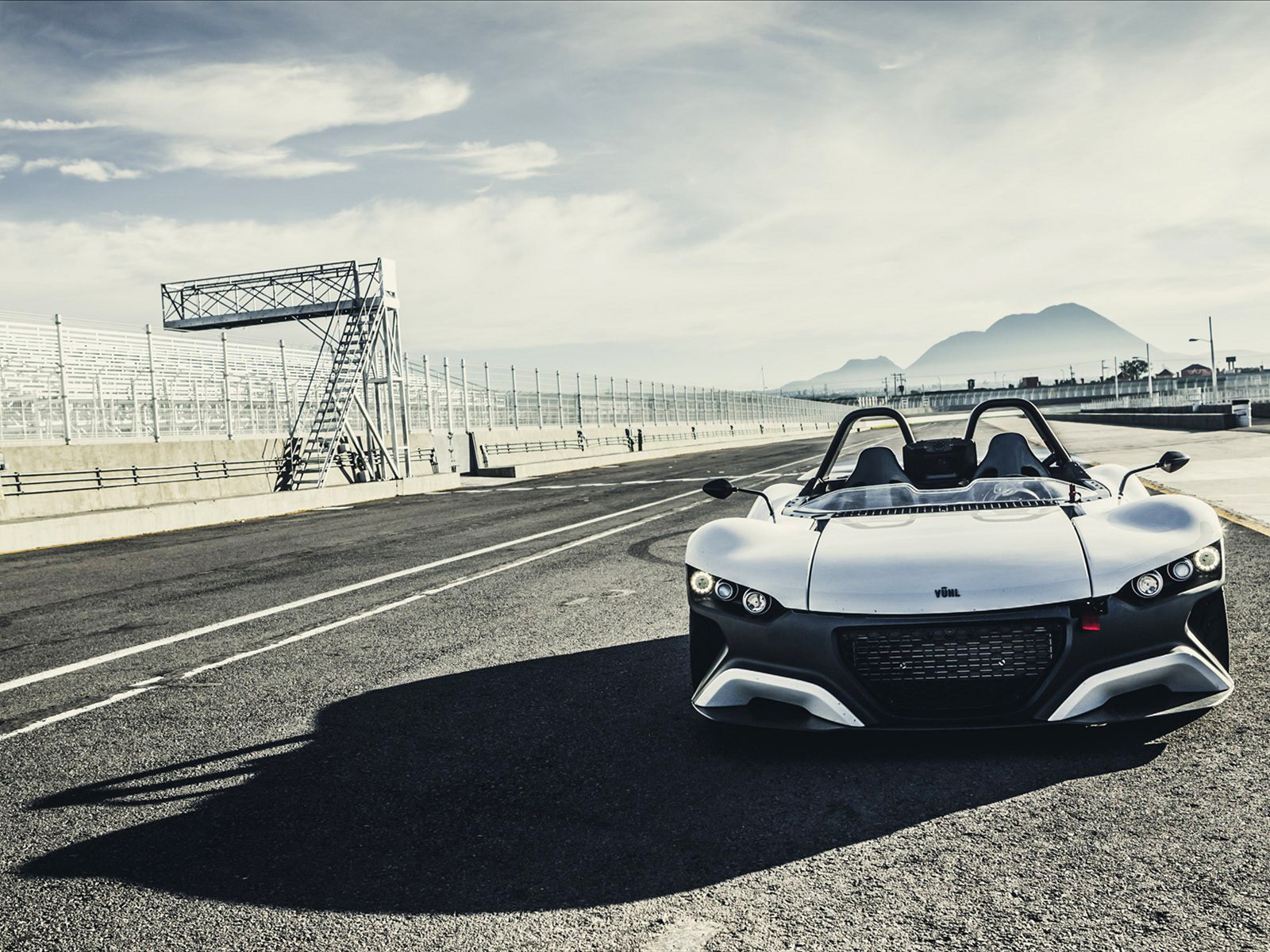 Белый кабриолет Vuhl