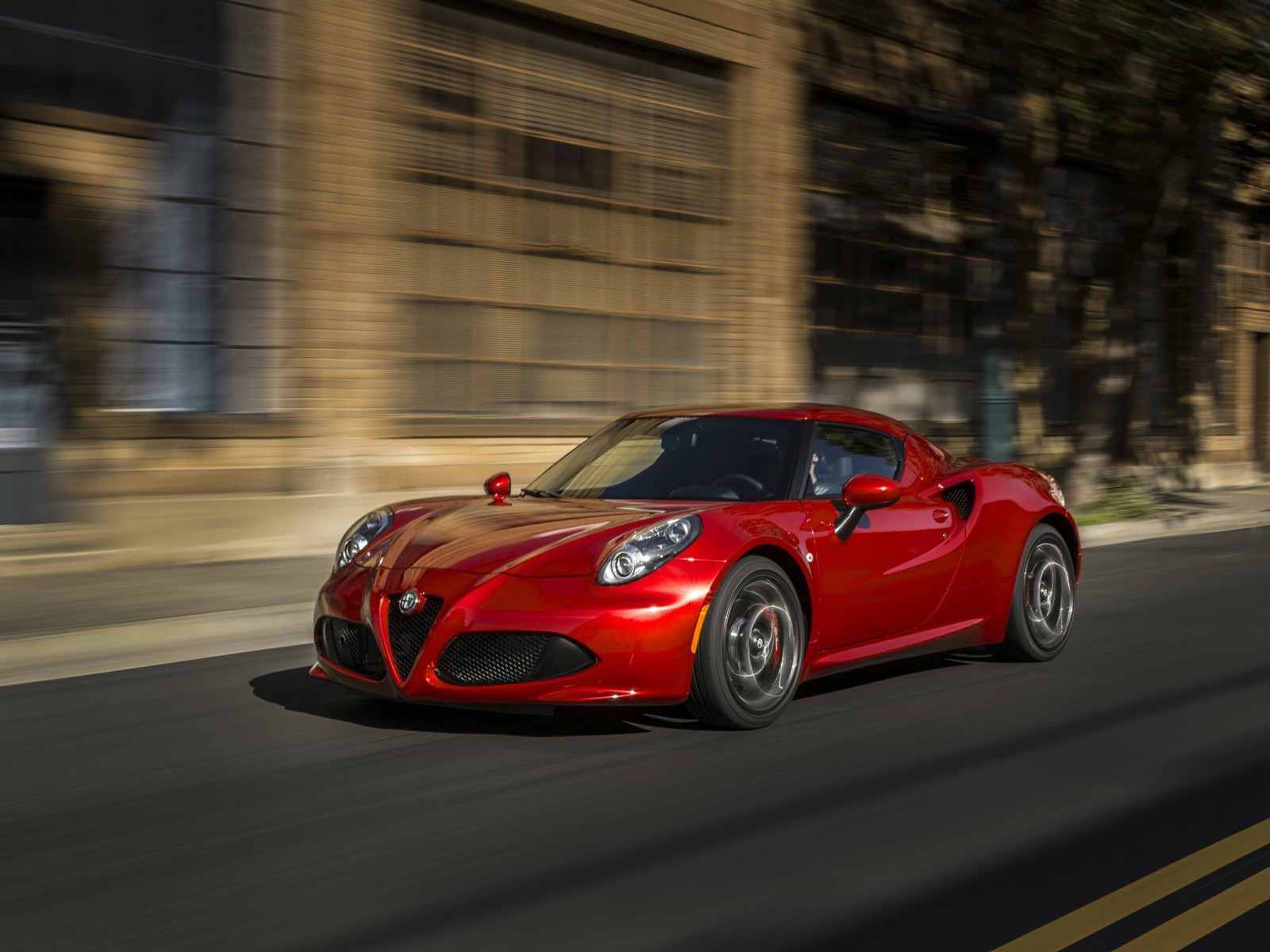 Красный Alfa Romeo 4C на улице