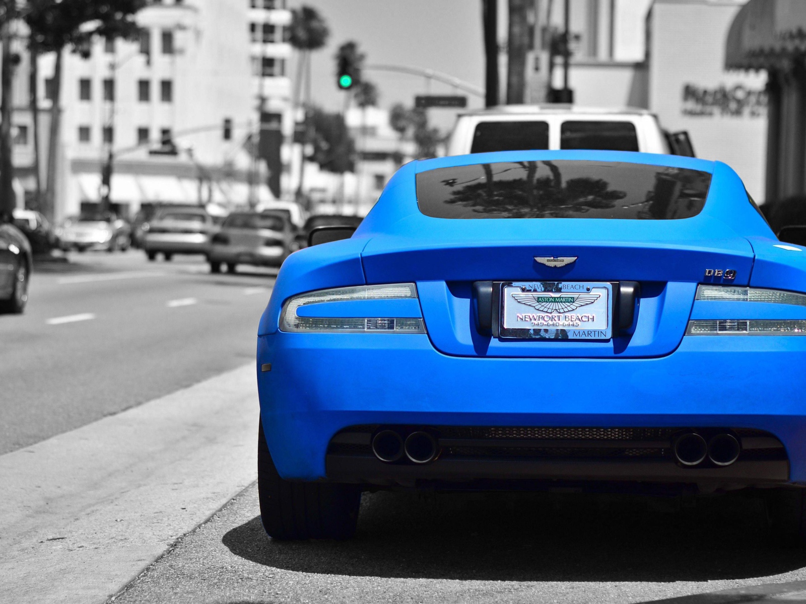 Выделяйся в Aston Martin на фоне серости