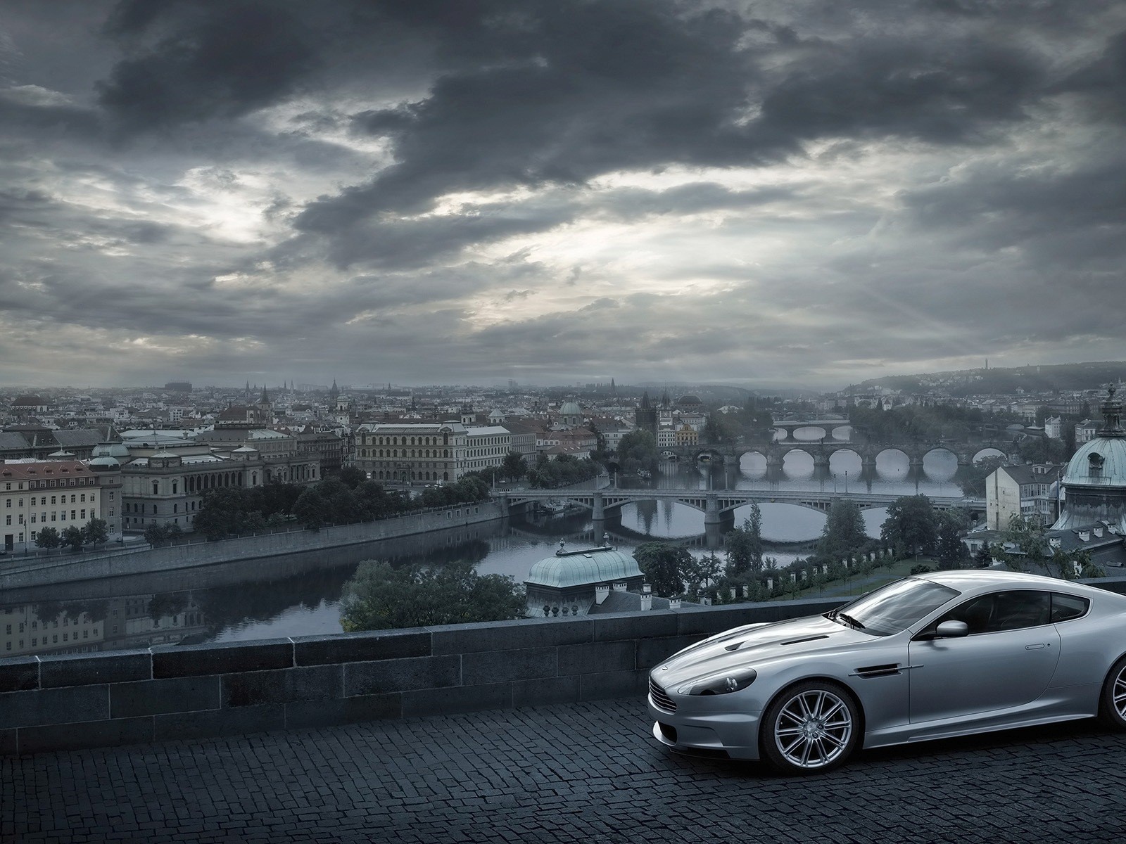 Серый Aston Martin на фоне города