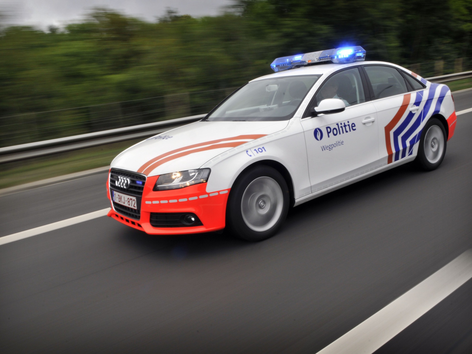 Полицейский Audi на шоссе