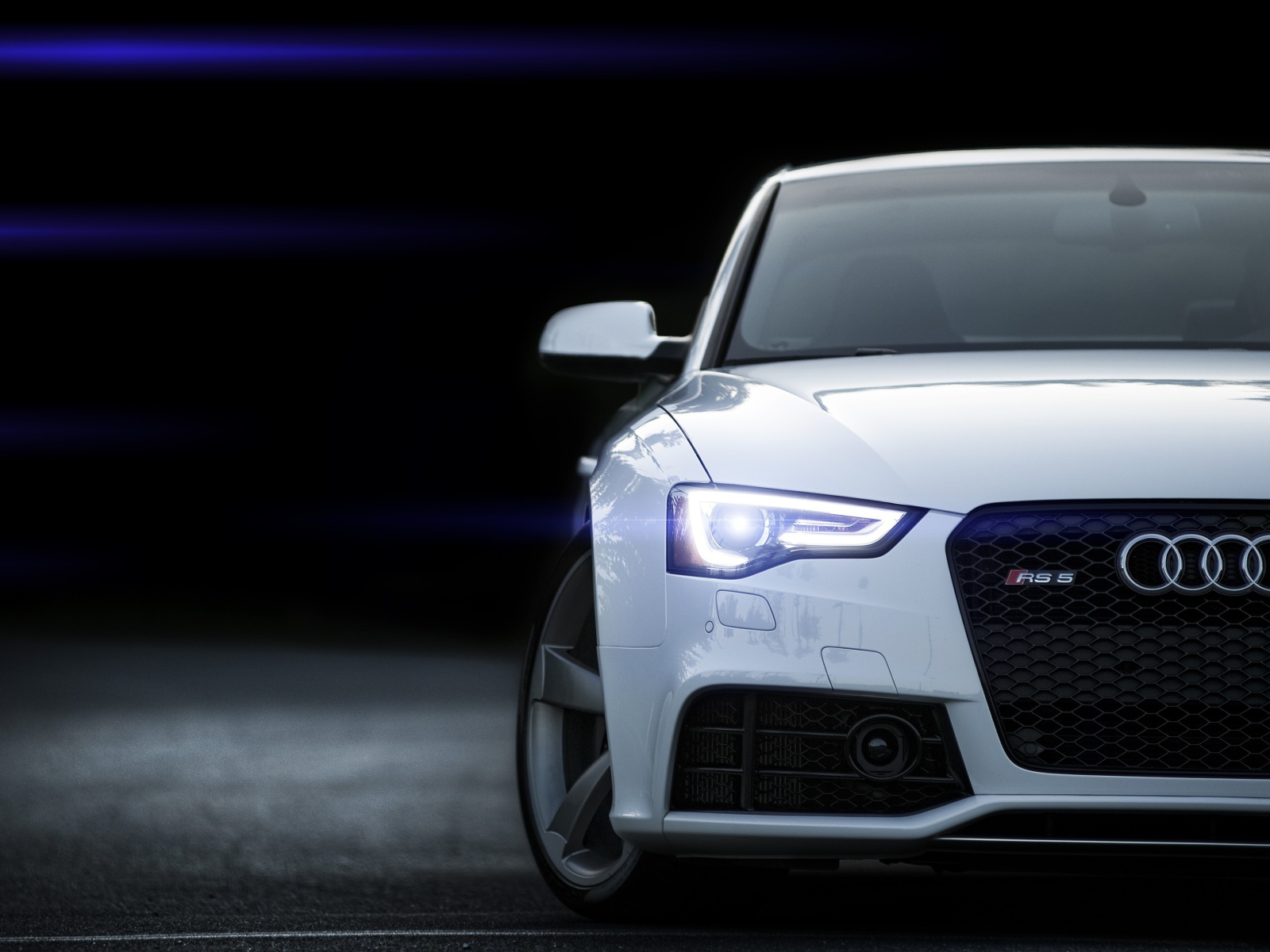 Неоновые фары белого Audi RS5