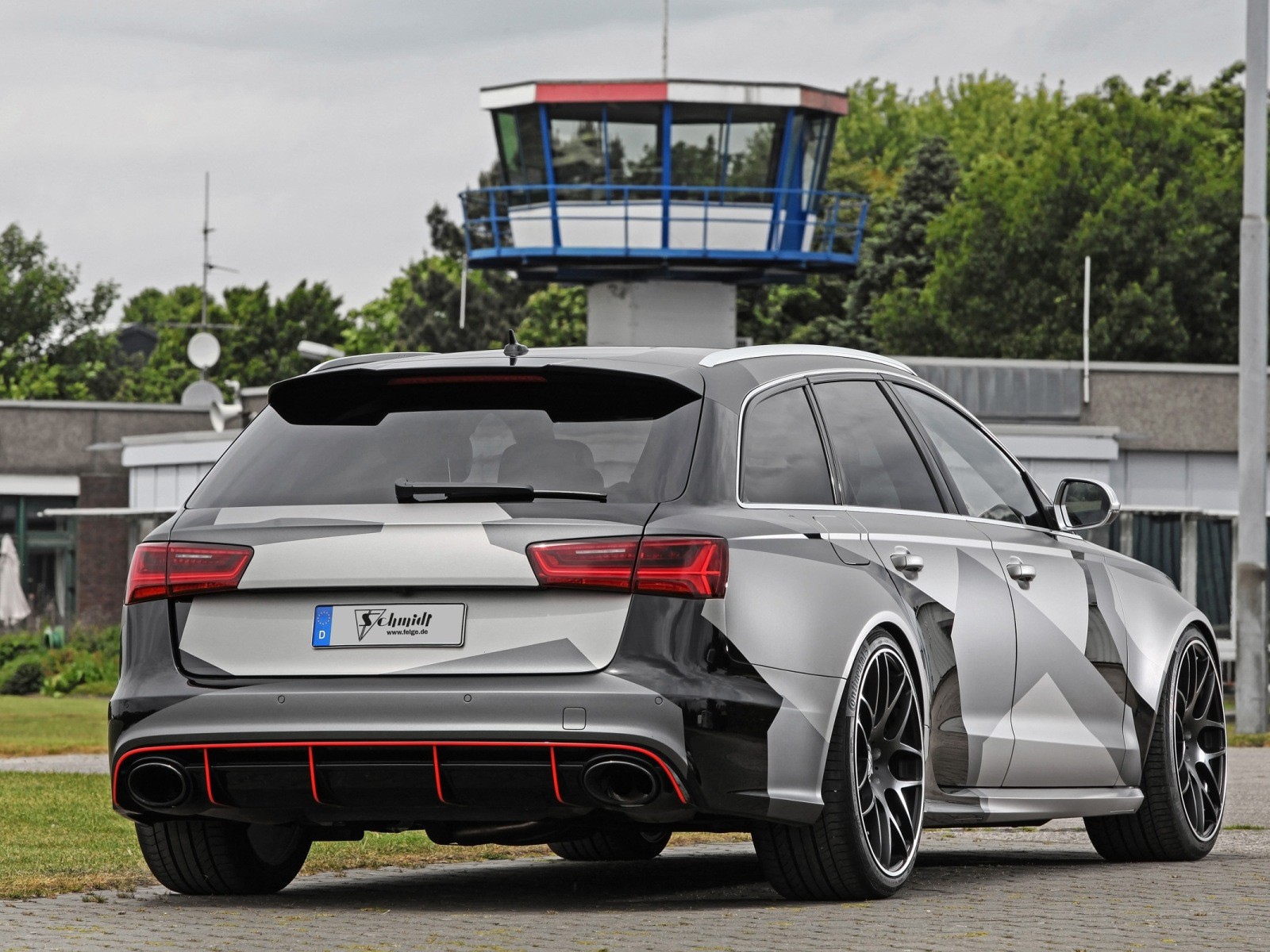 Вид сзади на Audi RS6 Avant