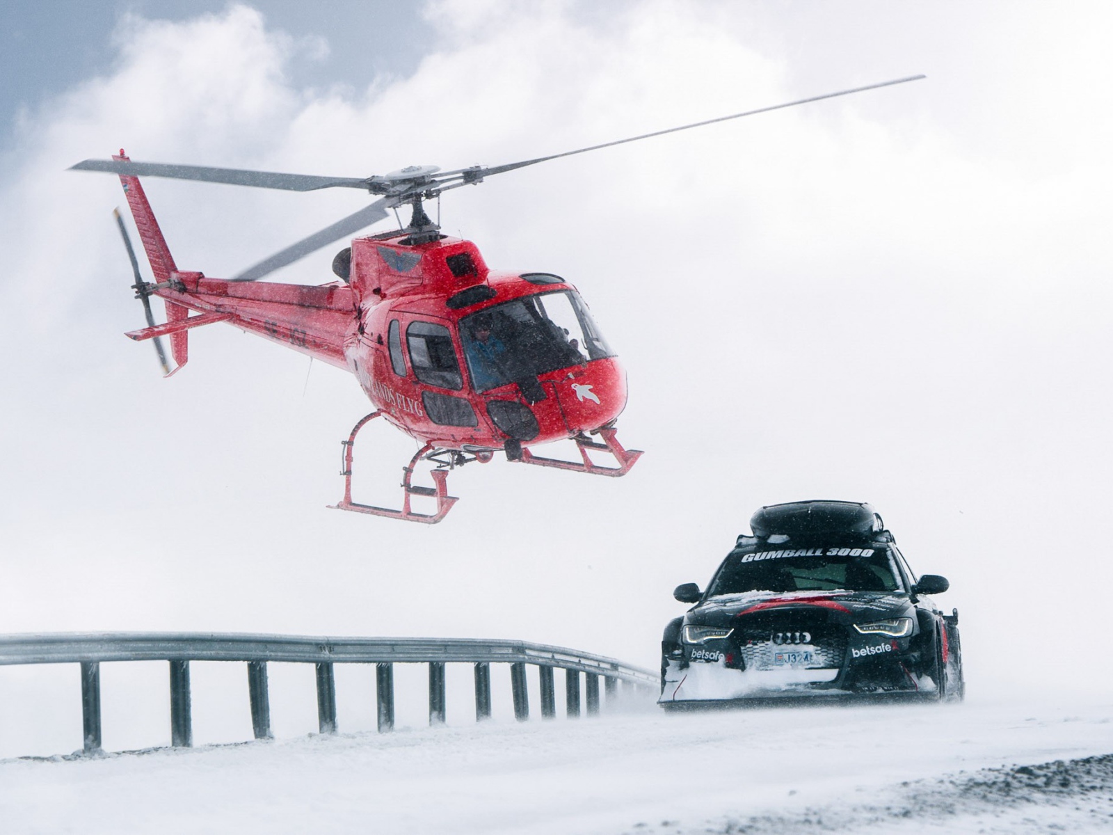 Красный вертолет над автомобилем Audi RS6 Avant