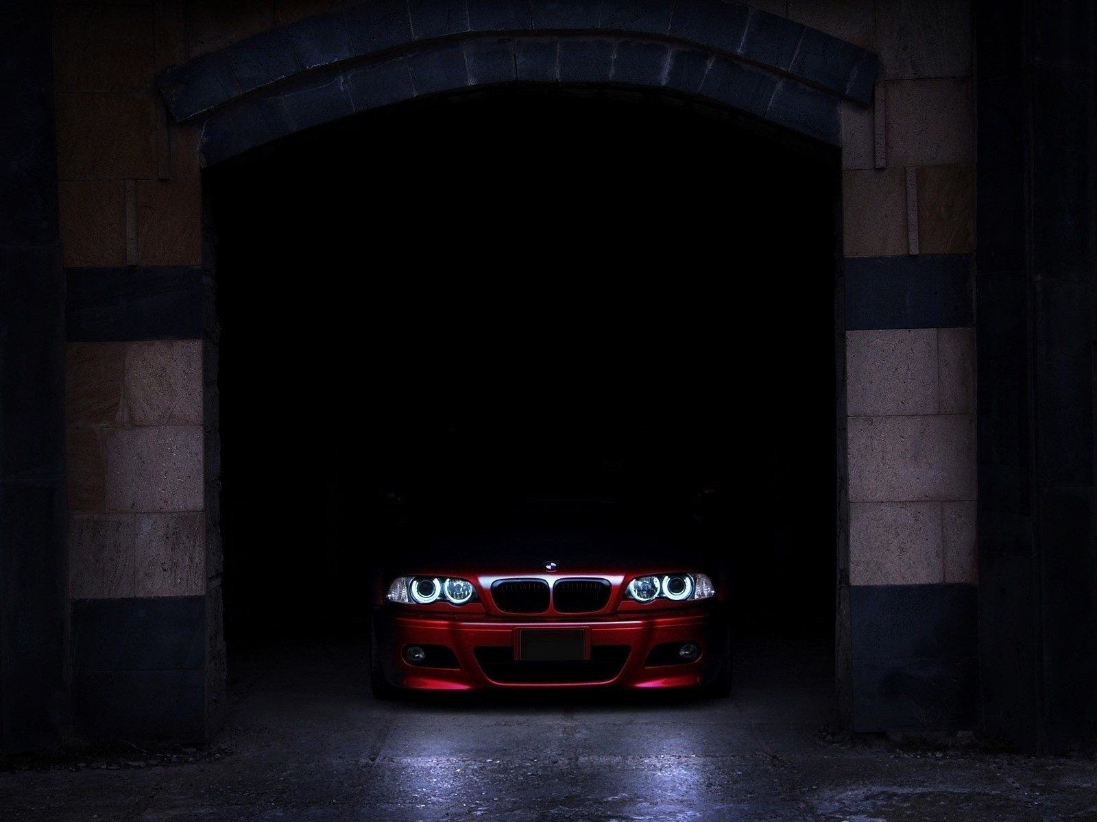 БМВ в темной подворотне