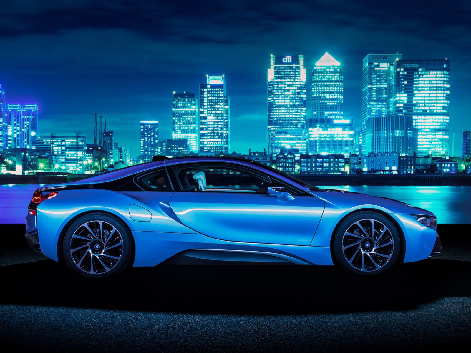 Синий люкс автомобиль BMW на фоне города