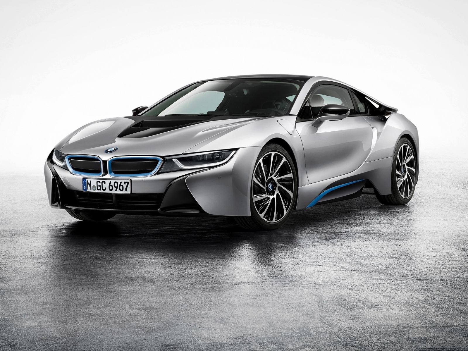 Серый автомобиль BMW i8