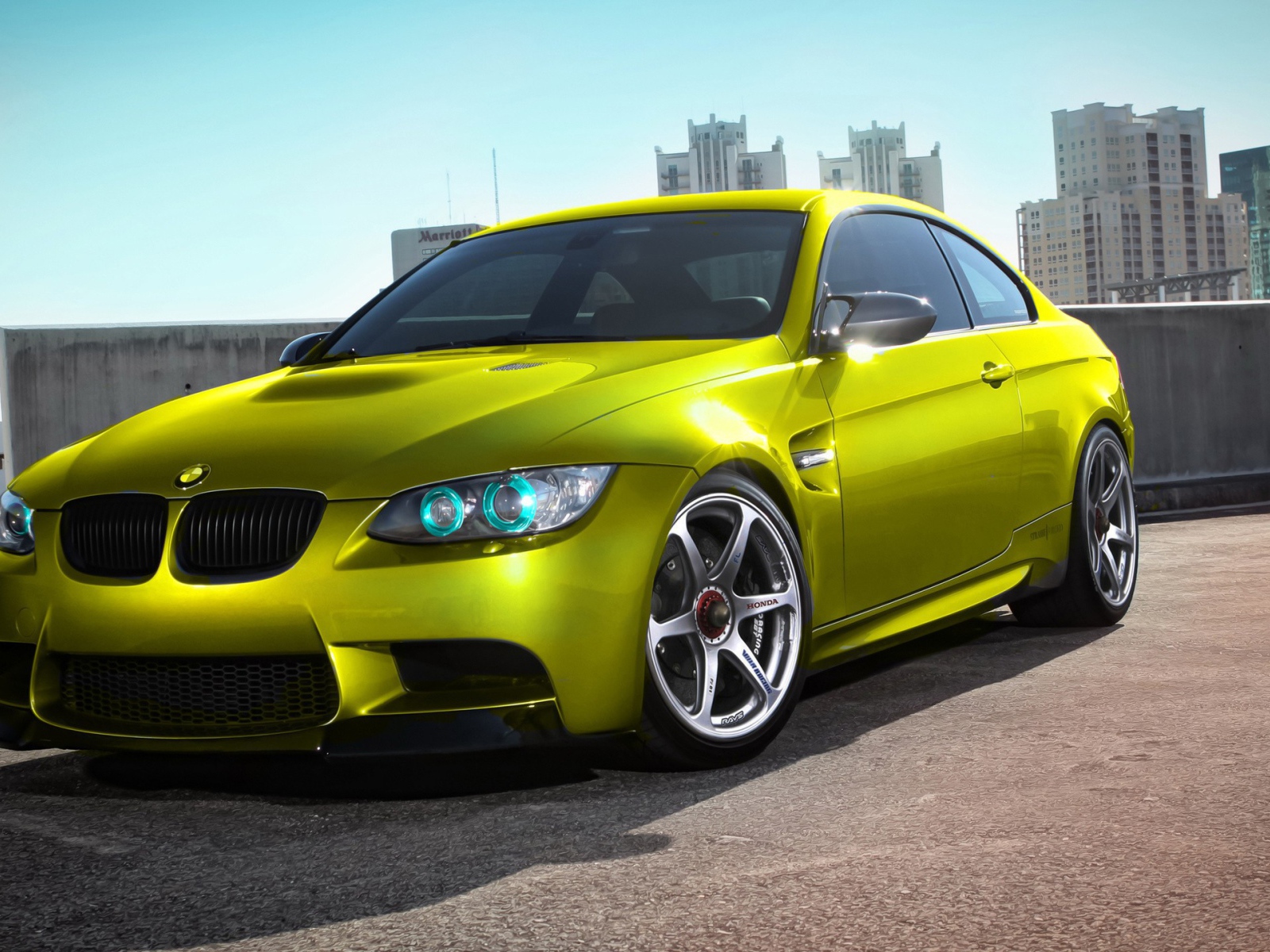 Желто зеленый БМВ в городе