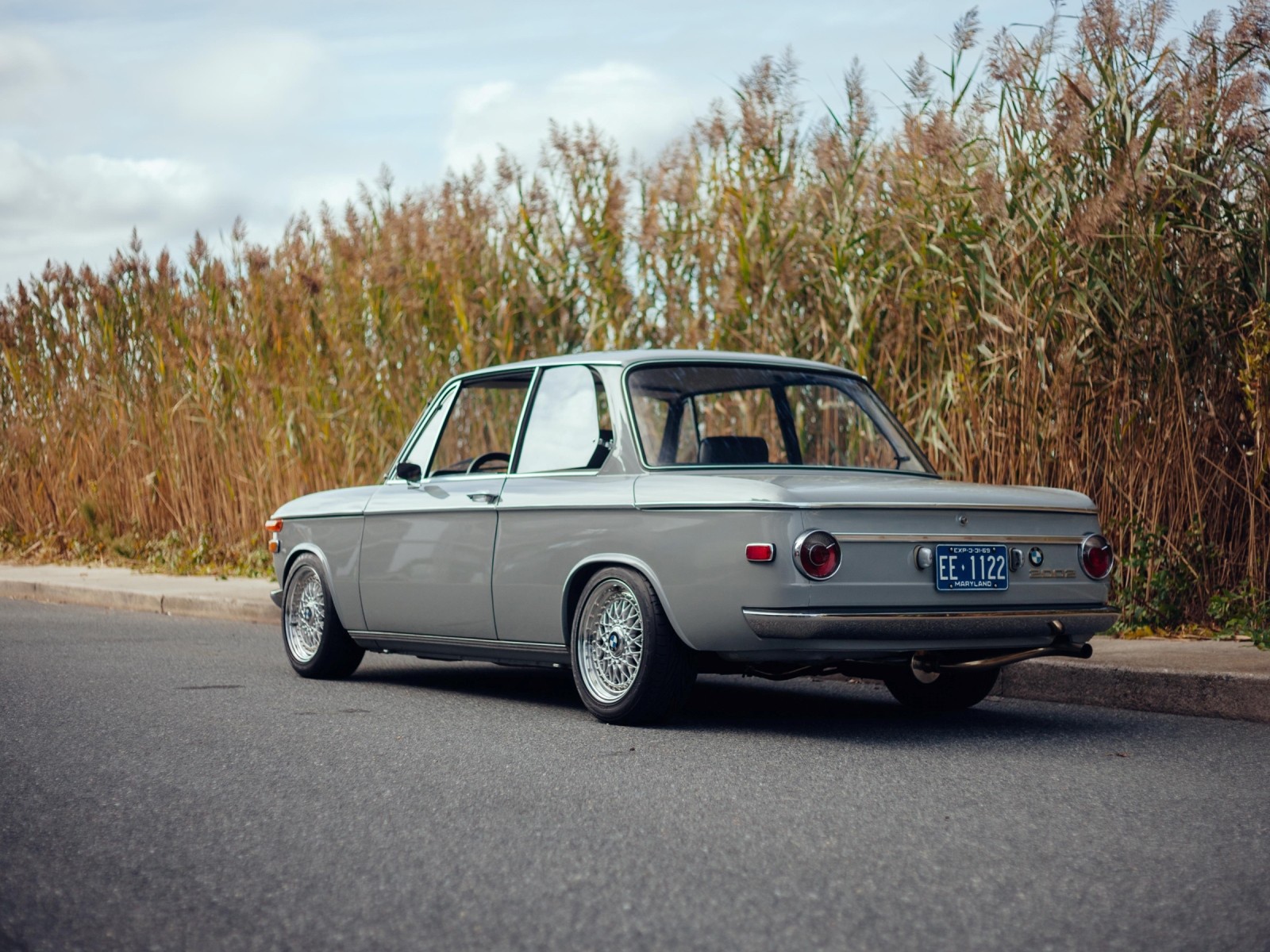 Старый автомобиль BMW 2002 на обочине дороги