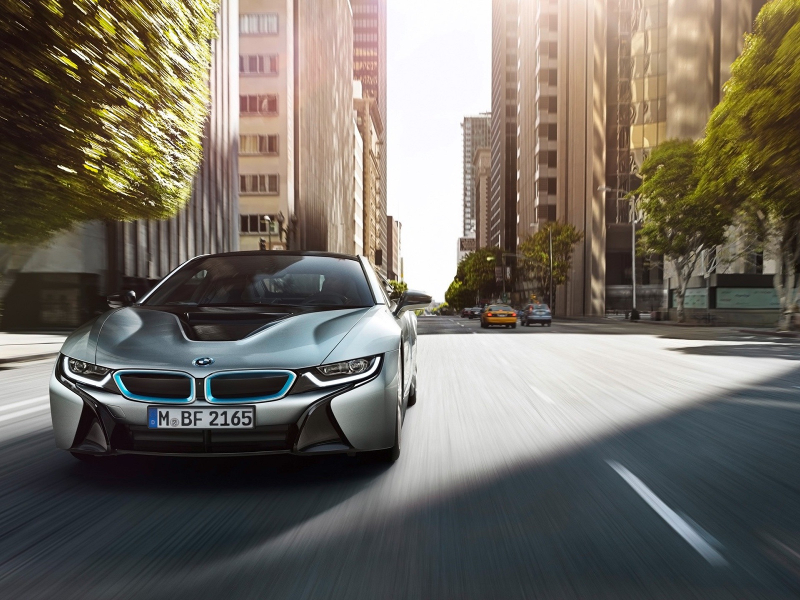 Быстрый БМВ на улице мегаполиса